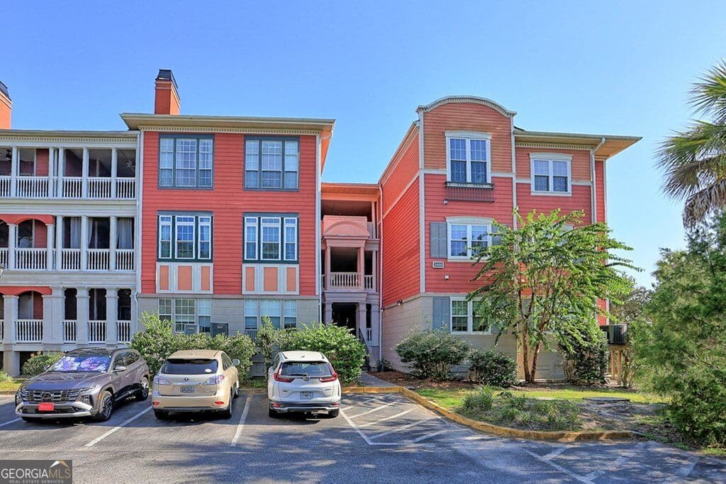 2 bedroom, 2 bathroom, 1,078 sq ft condominium for sale at 2432 Whitemarsh Way, Savannah, GA 31410 — photo 3