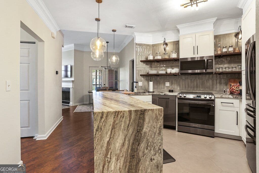 2 bedroom, 2 bathroom, 1,078 sq ft condominium for sale at 2432 Whitemarsh Way, Savannah, GA 31410 — photo 9