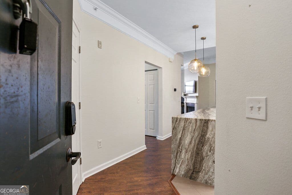 2 bedroom, 2 bathroom, 1,078 sq ft condominium for sale at 2432 Whitemarsh Way, Savannah, GA 31410 — photo 8