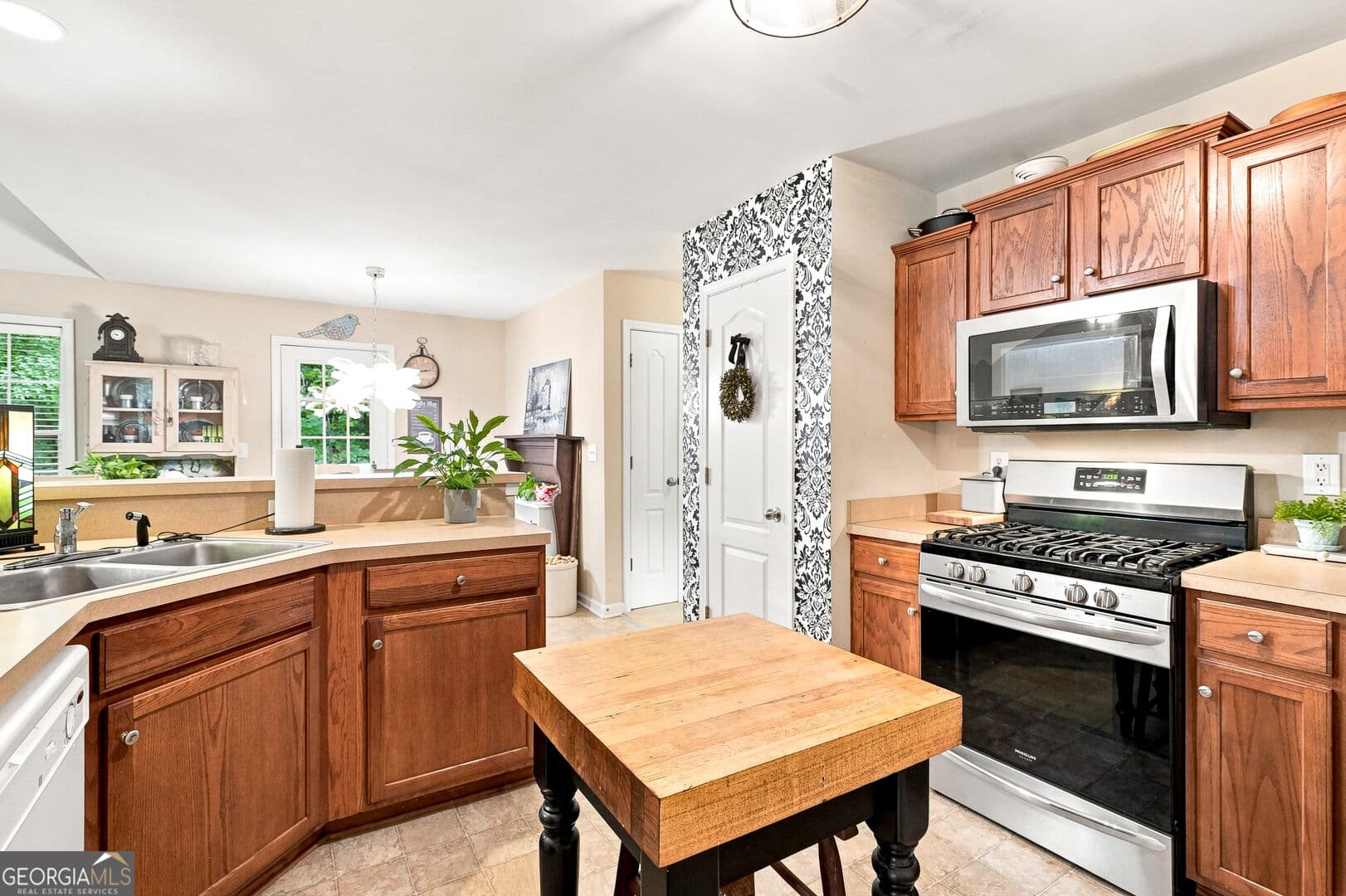3 bedroom, 2 bathroom, 1,547 sq ft single family residence for sale at 35 Sandstone Court, Douglasville, GA 30134 — photo 6