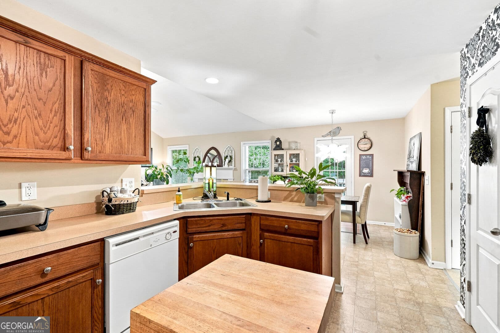 3 bedroom, 2 bathroom, 1,547 sq ft single family residence for sale at 35 Sandstone Court, Douglasville, GA 30134 — photo 8