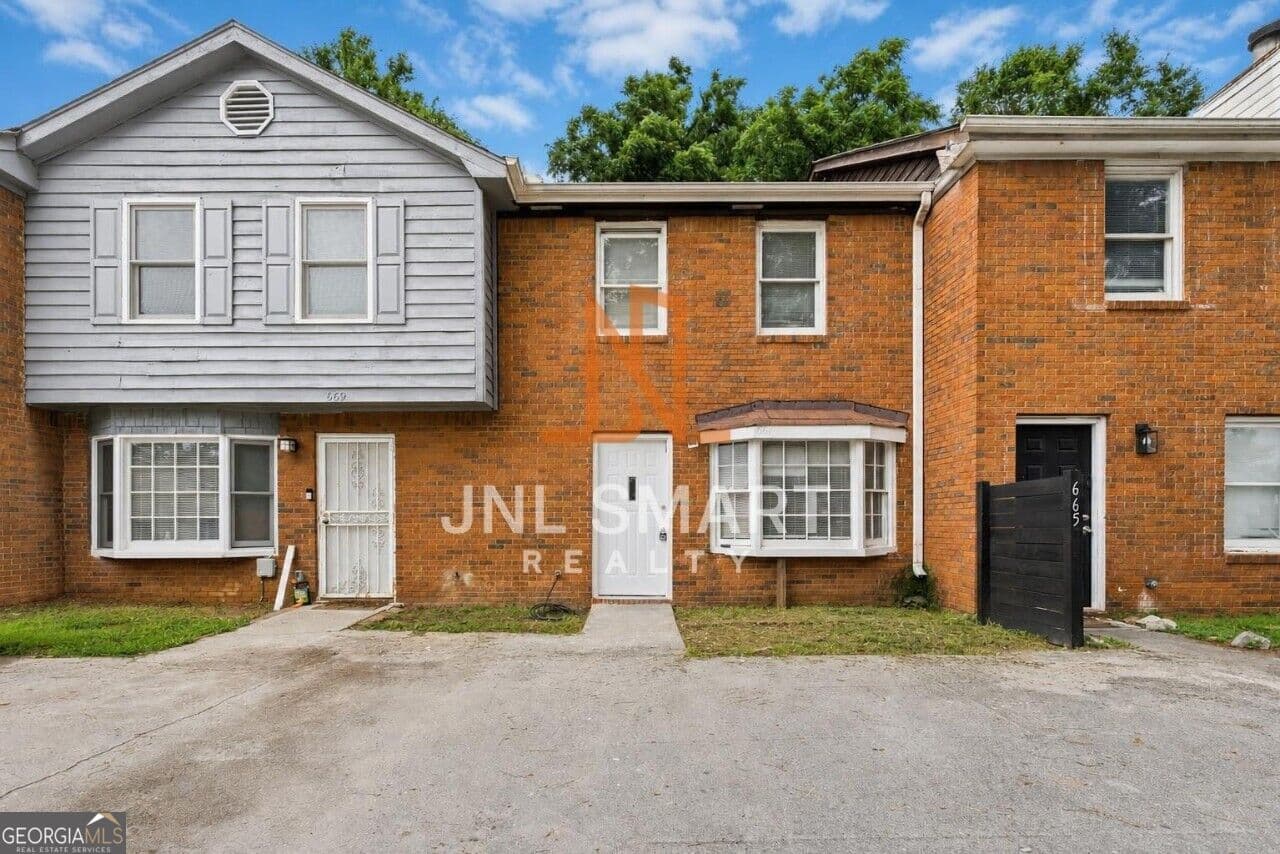 2 bedroom, 2.5 bathroom, 1,188 sq ft townhouse for sale at 667 Hunting Creek Lane, Conyers, GA 30013