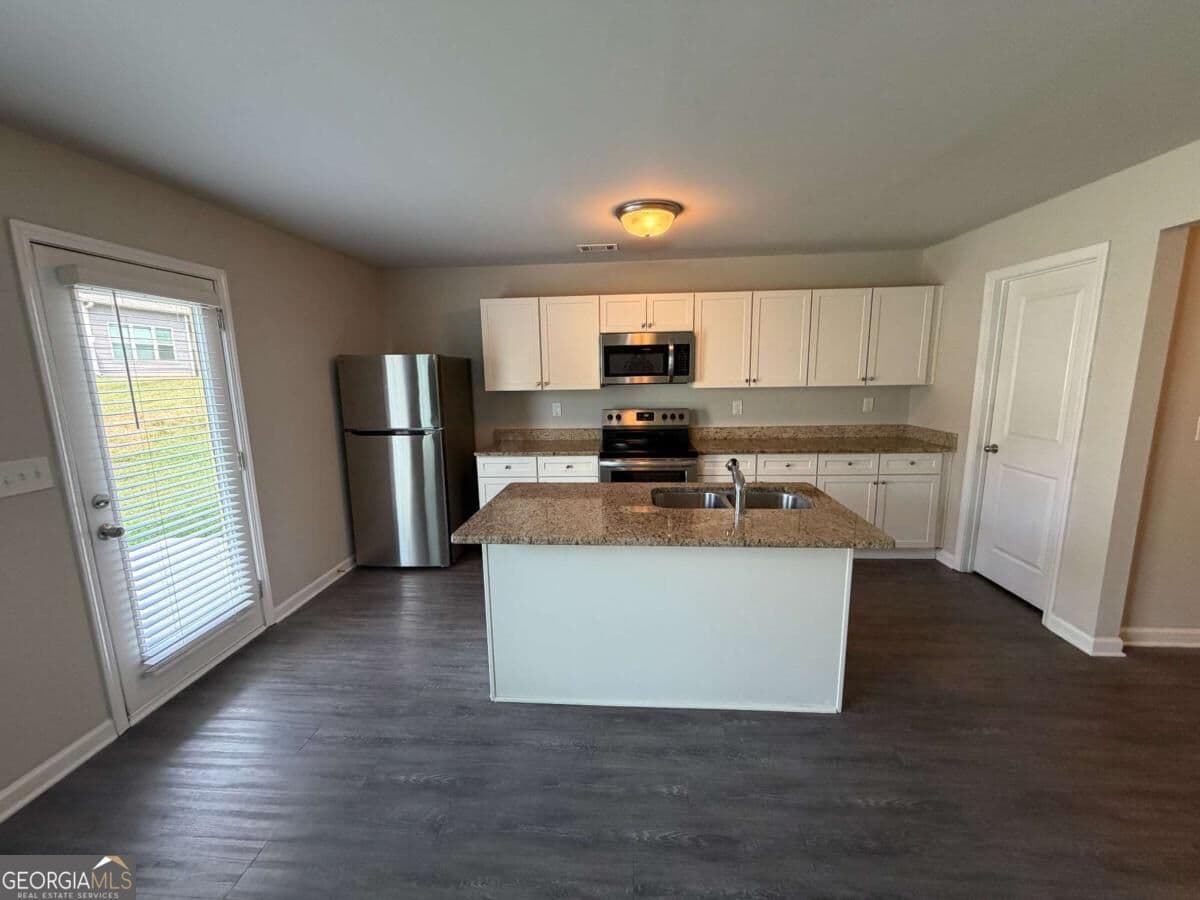 3 bedroom, 2.5 bathroom, 1,750 sq ft single family residence for rent at 313 Nutwood Trace, Locust Grove, GA 30248 for $1,950 a month — photo 6