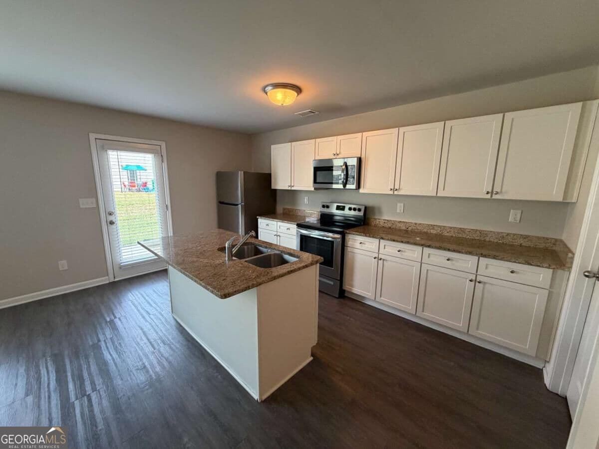 3 bedroom, 2.5 bathroom, 1,750 sq ft single family residence for rent at 313 Nutwood Trace, Locust Grove, GA 30248 for $1,950 a month — photo 5