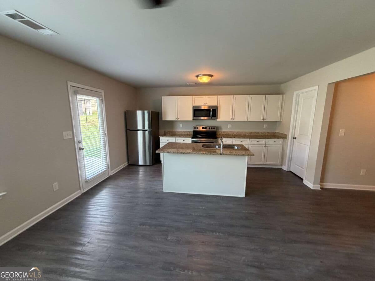 3 bedroom, 2.5 bathroom, 1,750 sq ft single family residence for rent at 313 Nutwood Trace, Locust Grove, GA 30248 for $1,950 a month — photo 4