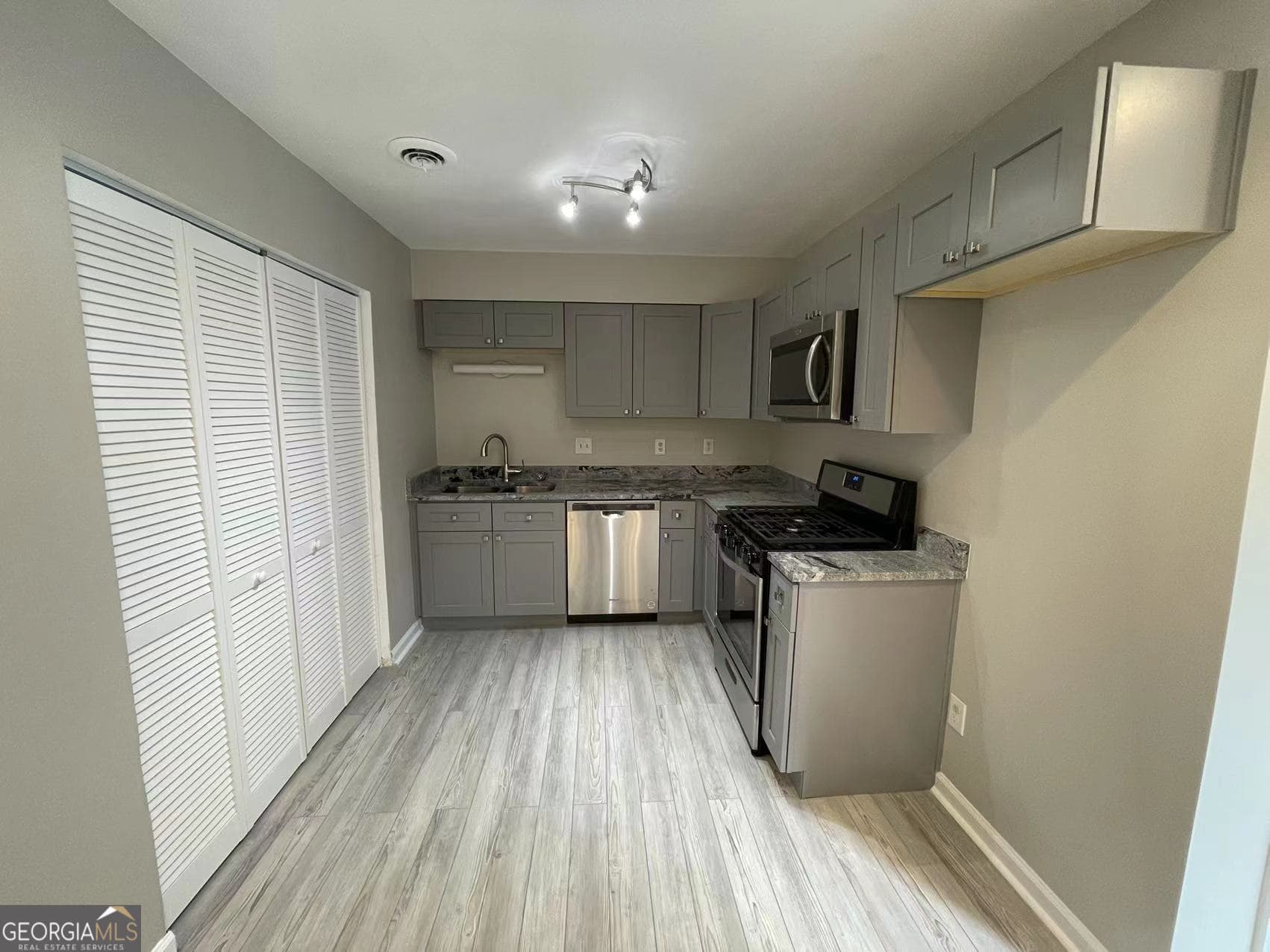 2 bedroom, 2.5 bathroom, 1,232 sq ft townhouse for rent at 4001 Laurie Jo Drive, Marietta, GA 30008 for $1,495 a month — photo 6