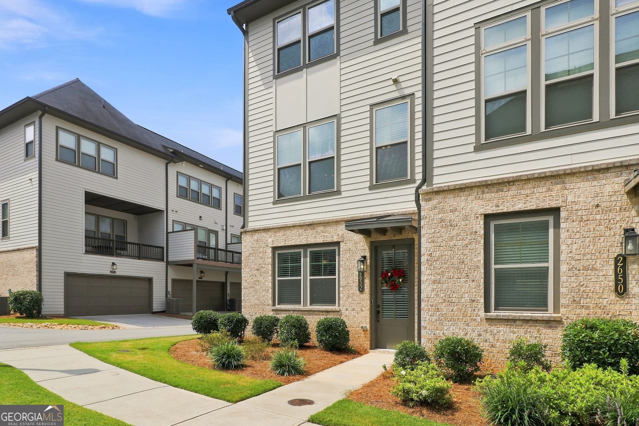 3 bedroom, 3.5 bathroom, 1,899 sq ft townhouse for sale at 2652 Caruso Way, Atlanta, GA 30339 — photo 2