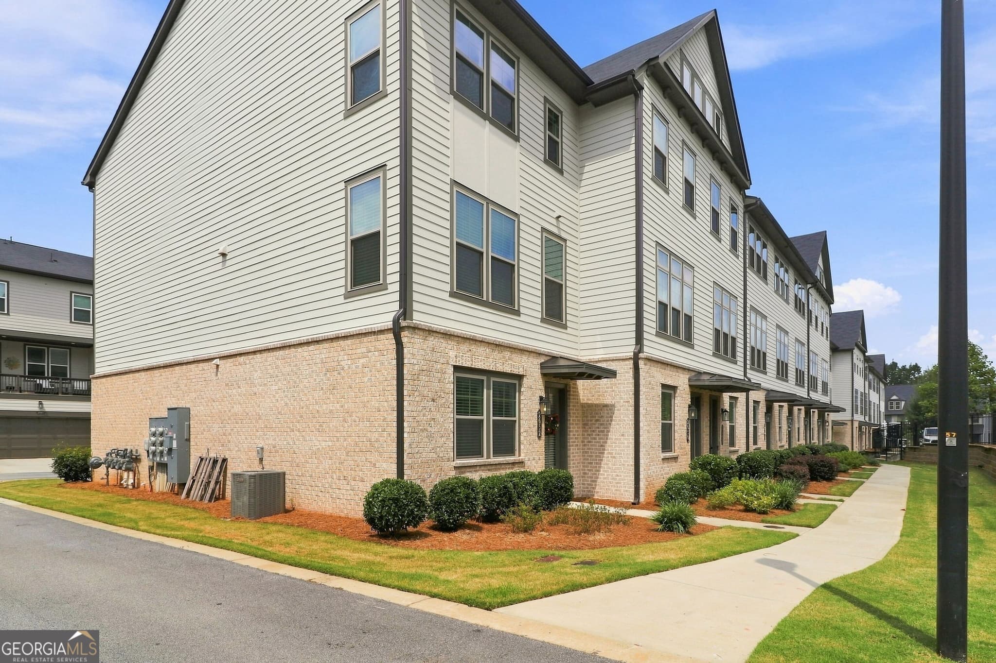 3 bedroom, 3.5 bathroom, 1,899 sq ft townhouse for sale at 2652 Caruso Way, Atlanta, GA 30339 — photo 3