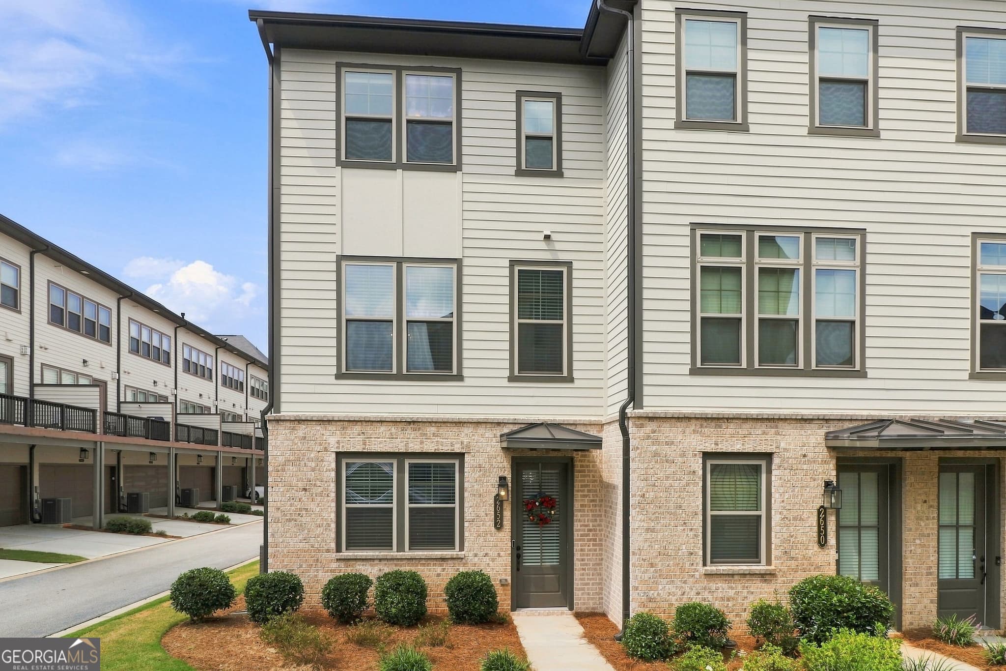 3 bedroom, 3.5 bathroom, 1,899 sq ft townhouse for sale at 2652 Caruso Way, Atlanta, GA 30339 — photo 1 of 57
