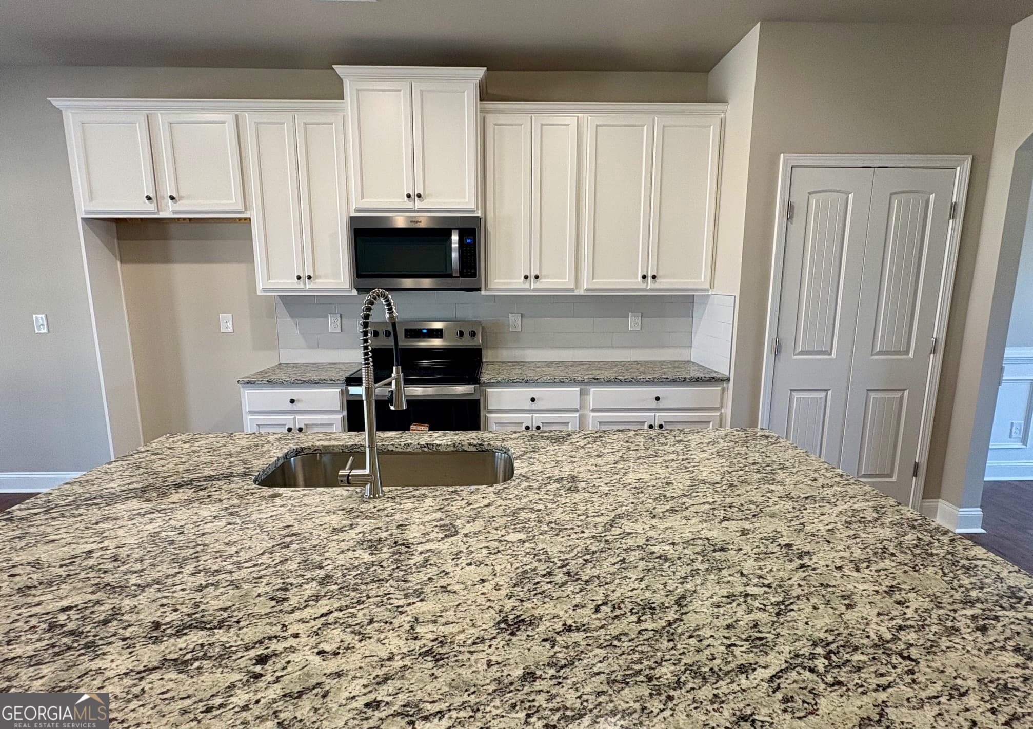 5 bedroom, 3 bathroom single family residence for sale at 1046 Lakeview Oaks Court 20-B, Grayson, GA 30017 — photo 4