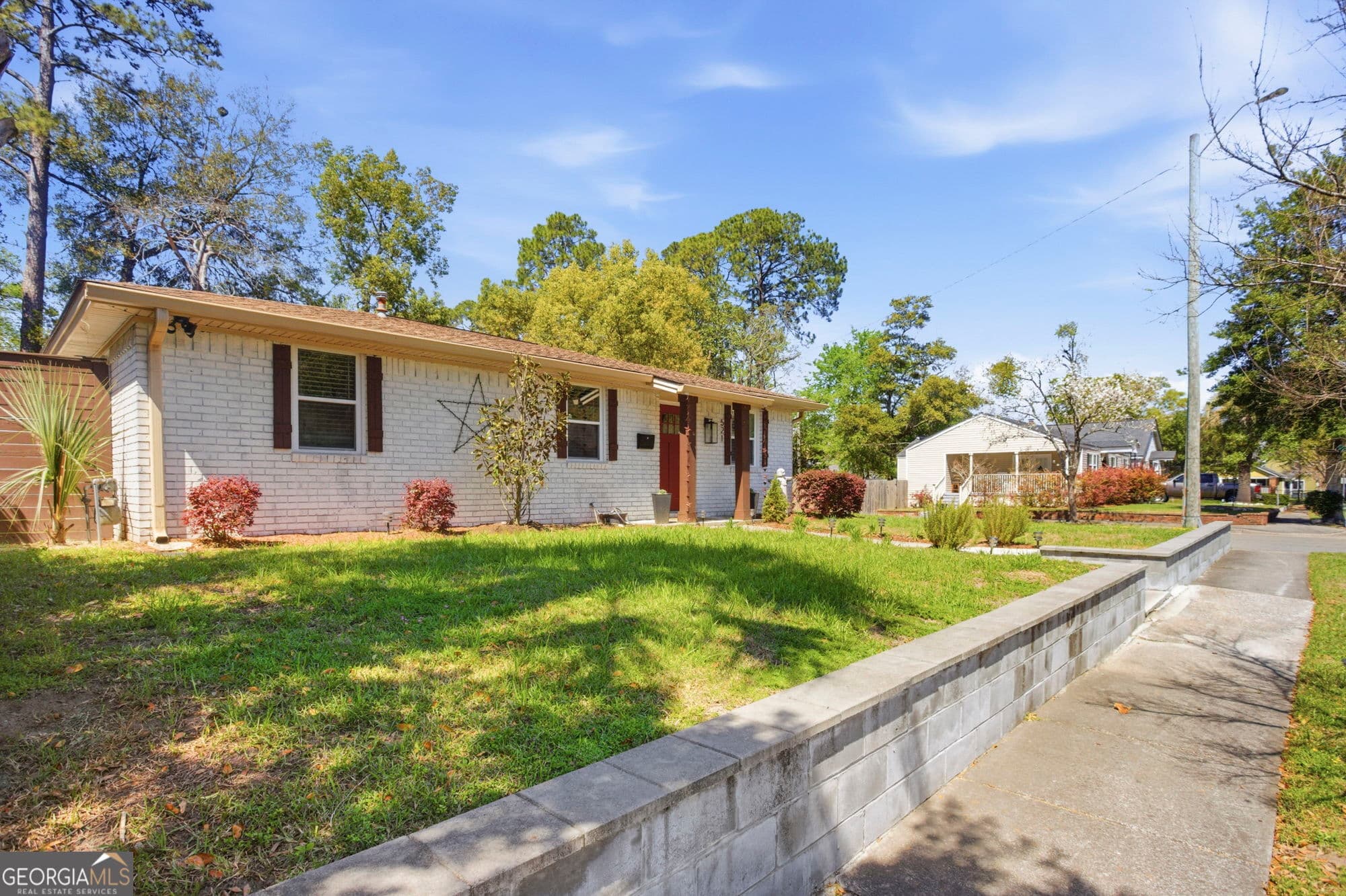 3 bedroom, 2 bathroom, 1,375 sq ft single family residence for sale at 521 Atkinson Avenue, Savannah, GA 31404 — photo 2
