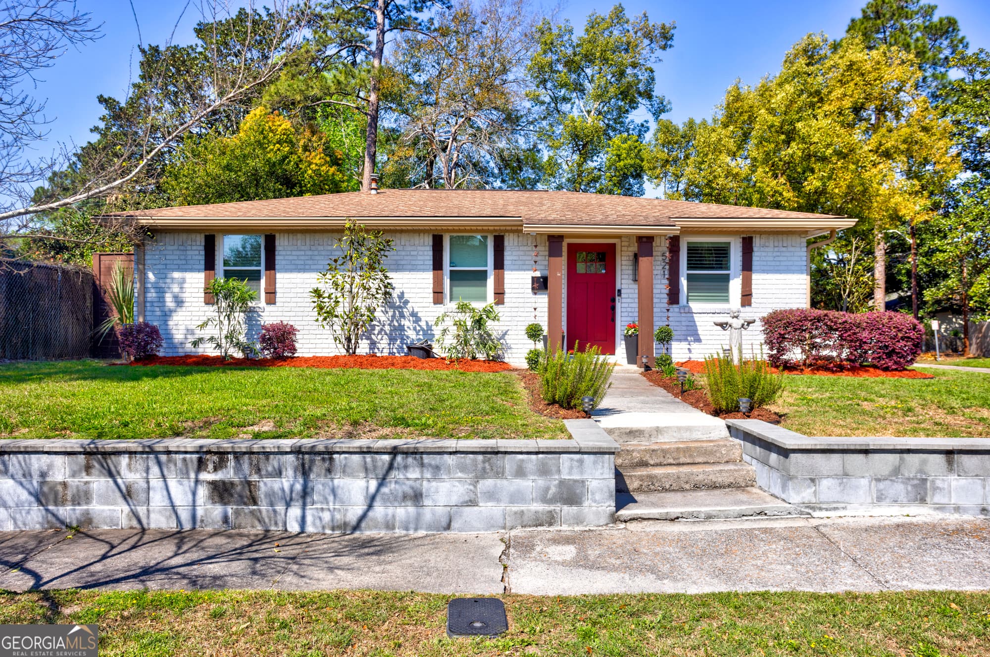 3 bedroom, 2 bathroom, 1,375 sq ft single family residence for sale at 521 Atkinson Avenue, Savannah, GA 31404 — photo 1 of 32