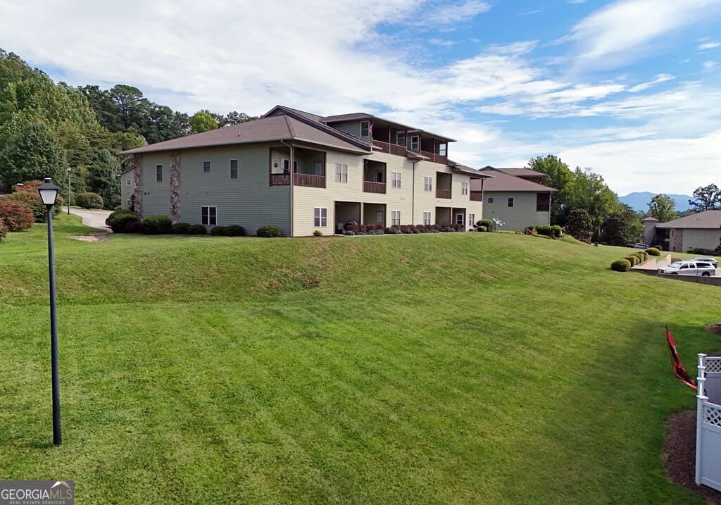 2 bedroom, 2 bathroom, 1,649 sq ft condominium for sale at 1724 Watercrest Way 7H, Young Harris, GA 30582 — photo 2