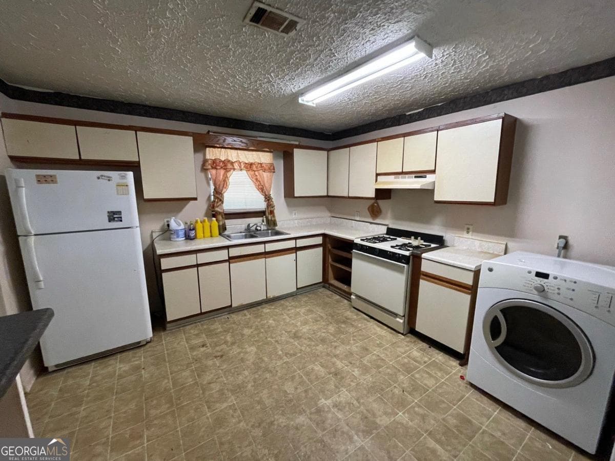 3 bedroom, 2 bathroom, 1,176 sq ft single family residence for sale at 2177 Jonathan Avenue, Lithonia, GA 30058 — photo 4