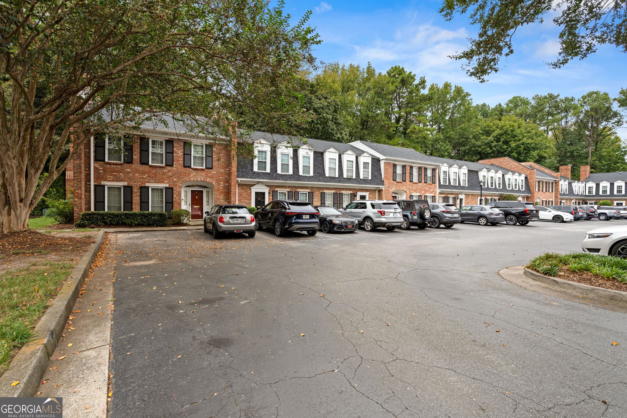 2 bedroom, 2.5 bathroom, 1,320 sq ft condominium for sale at 6 Valley Forge Place, Atlanta, GA 30318 — photo 2
