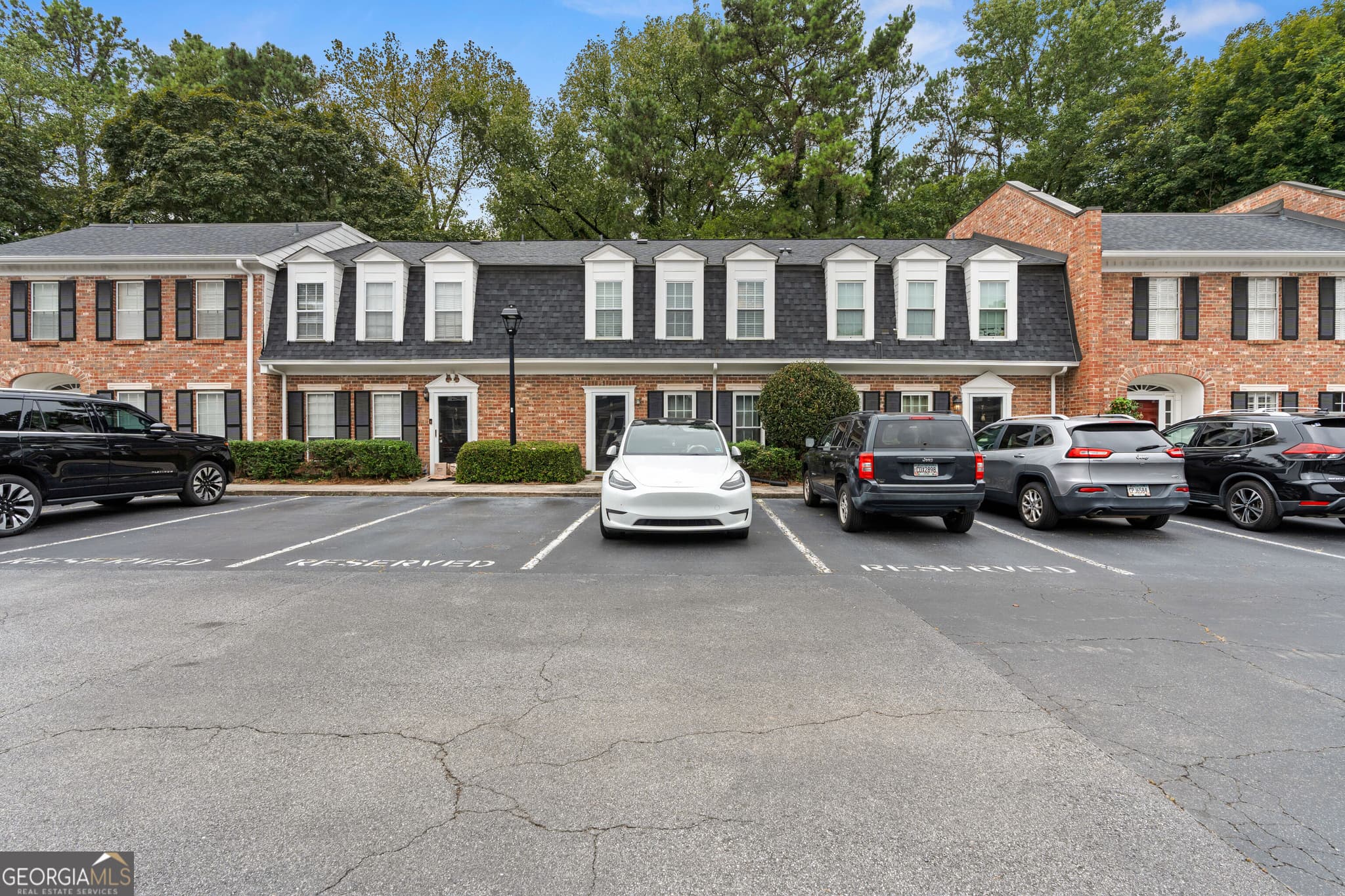 2 bedroom, 2.5 bathroom, 1,320 sq ft condominium for sale at 6 Valley Forge Place, Atlanta, GA 30318 — photo 3