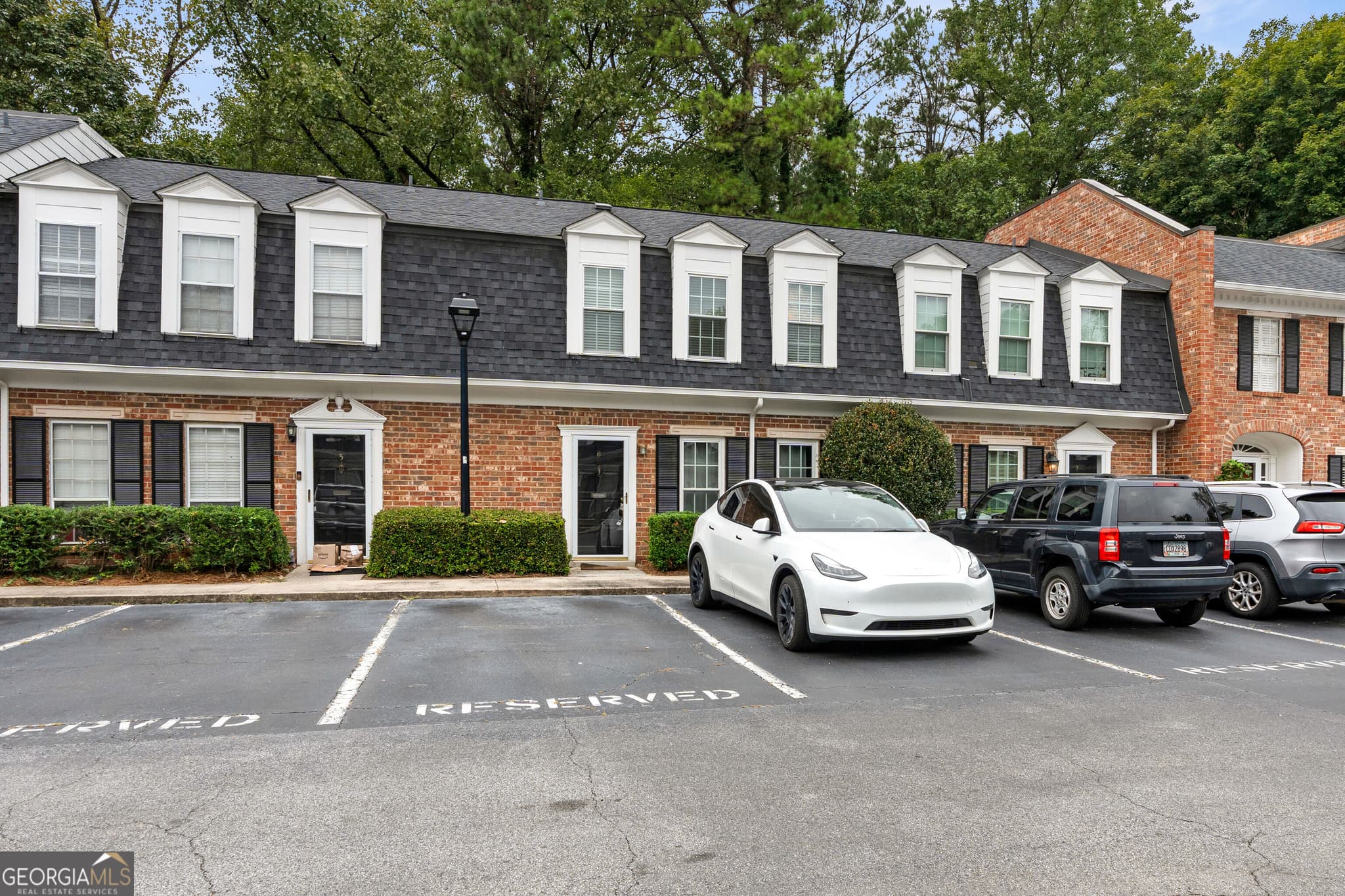 2 bedroom, 2.5 bathroom, 1,320 sq ft condominium for sale at 6 Valley Forge Place, Atlanta, GA 30318 — photo 1 of 57