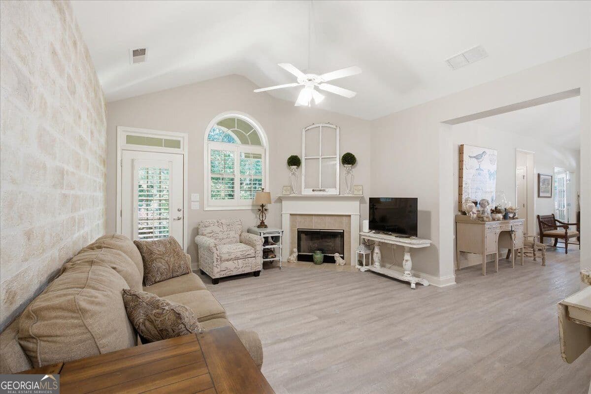 3 bedroom, 3 bathroom, 2,355 sq ft condominium for sale at 222 Orchards Circle, Woodstock, GA 30188 — photo 3
