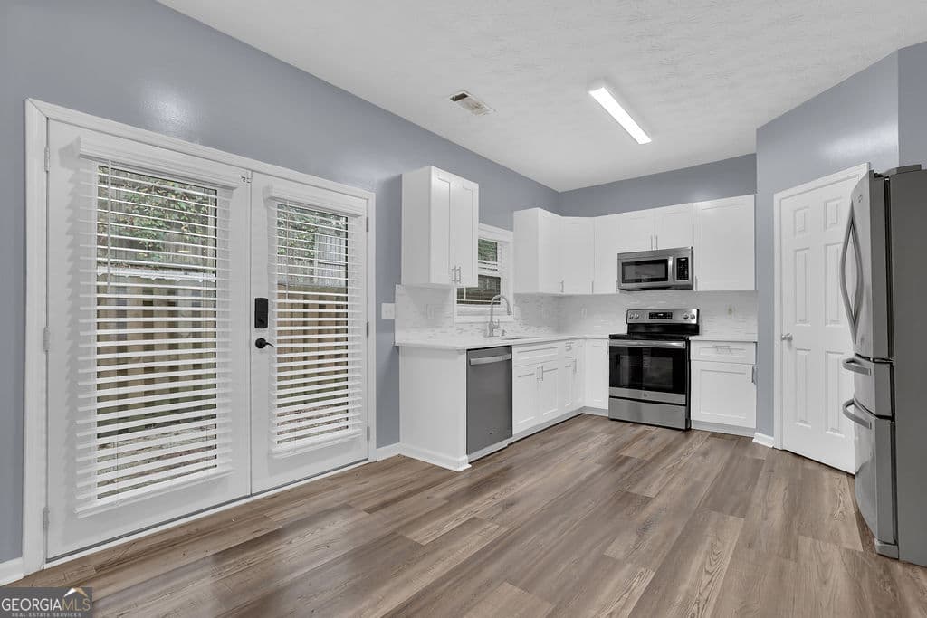 3 bedroom, 2.5 bathroom, 1,948 sq ft townhouse for sale at 4125 Magnolia Glen Walk 1, Norcross, GA 30093 — photo 2
