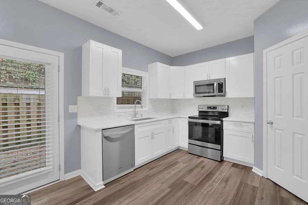 3 bedroom, 2.5 bathroom, 1,948 sq ft townhouse for sale at 4125 Magnolia Glen Walk 1, Norcross, GA 30093 — photo 3