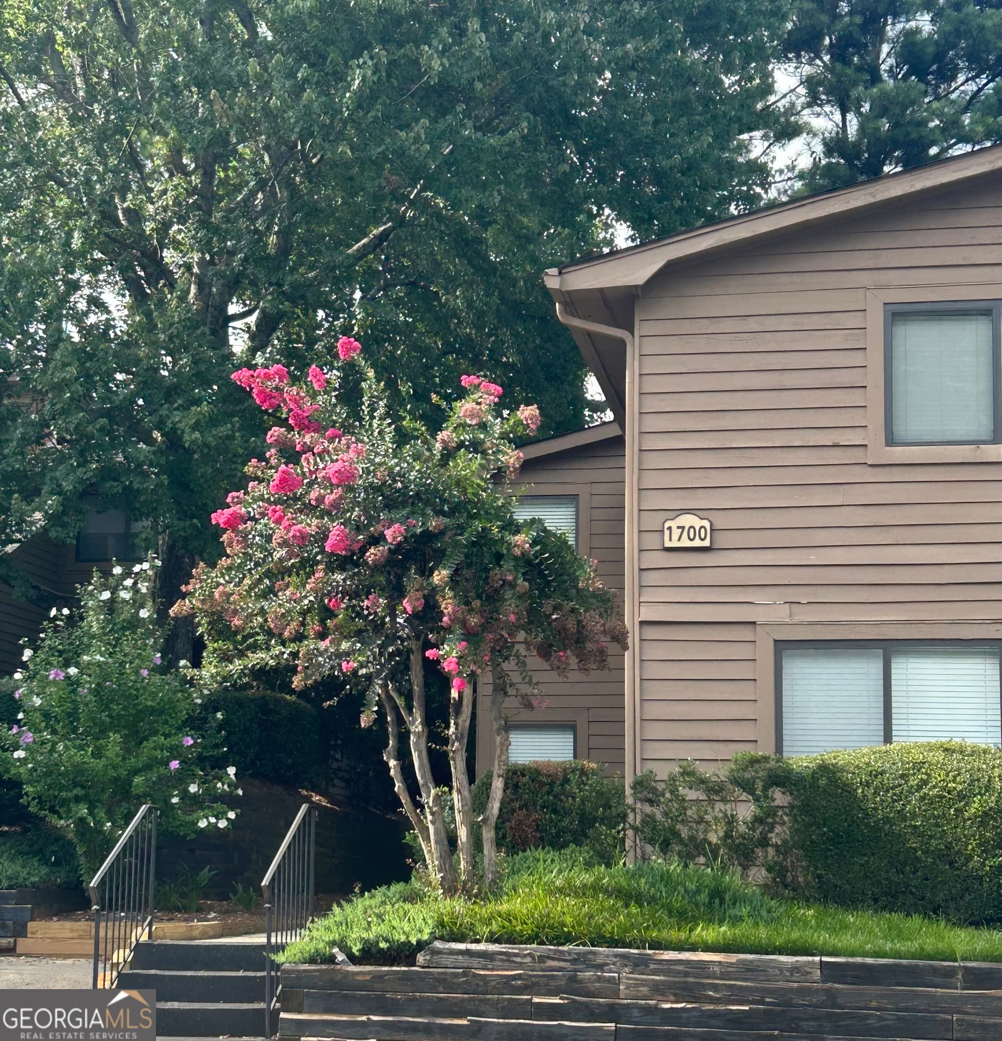 2 bedroom, 2 bathroom, 1,355 sq ft condominium for sale at 1702 Parkaire Crossing 1700, Marietta, GA 30068 — photo 1 of 26