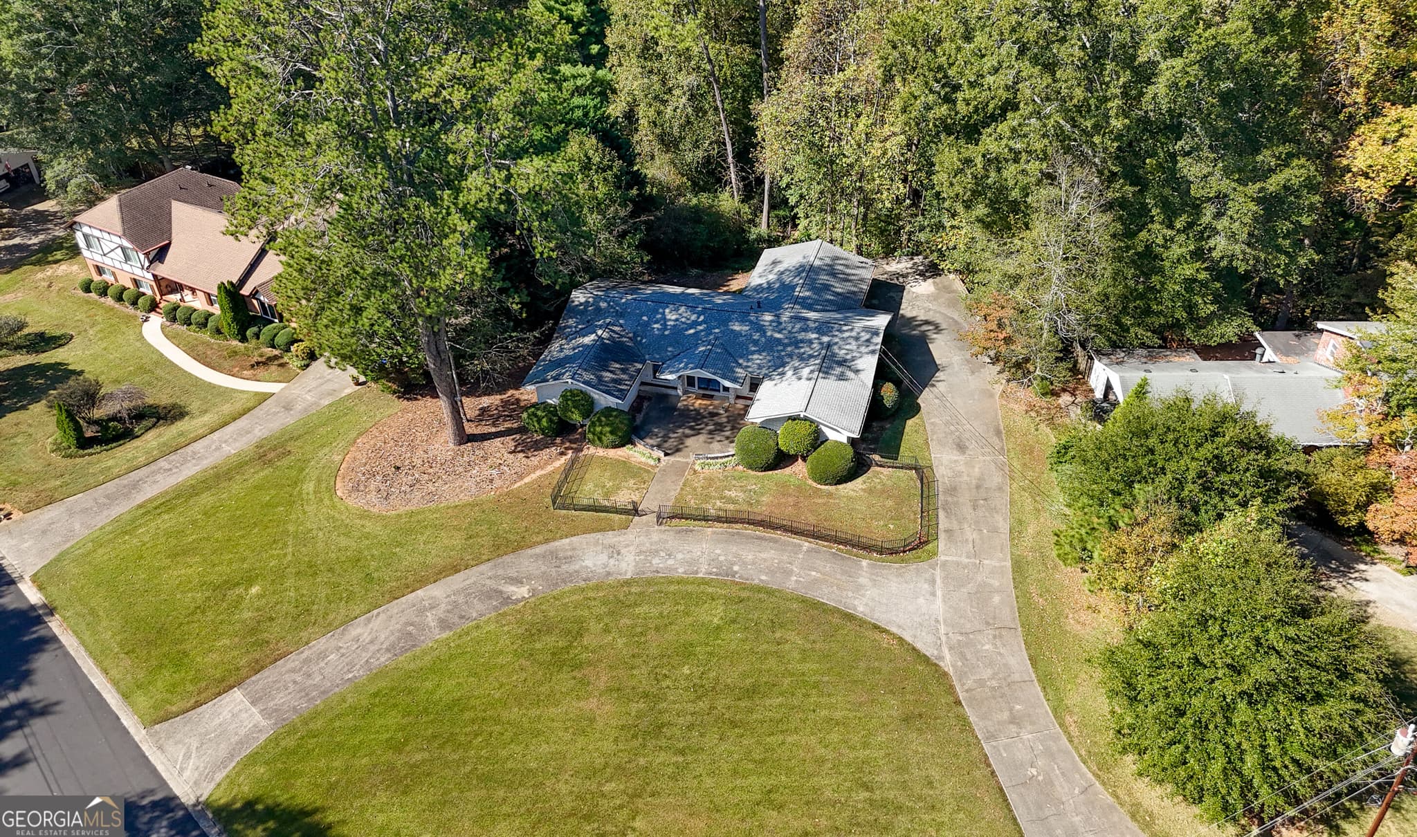 2 bedroom, 2 bathroom, 2,095 sq ft single family residence for sale at 9810 La View Circle, Roswell, GA 30075 — photo 2