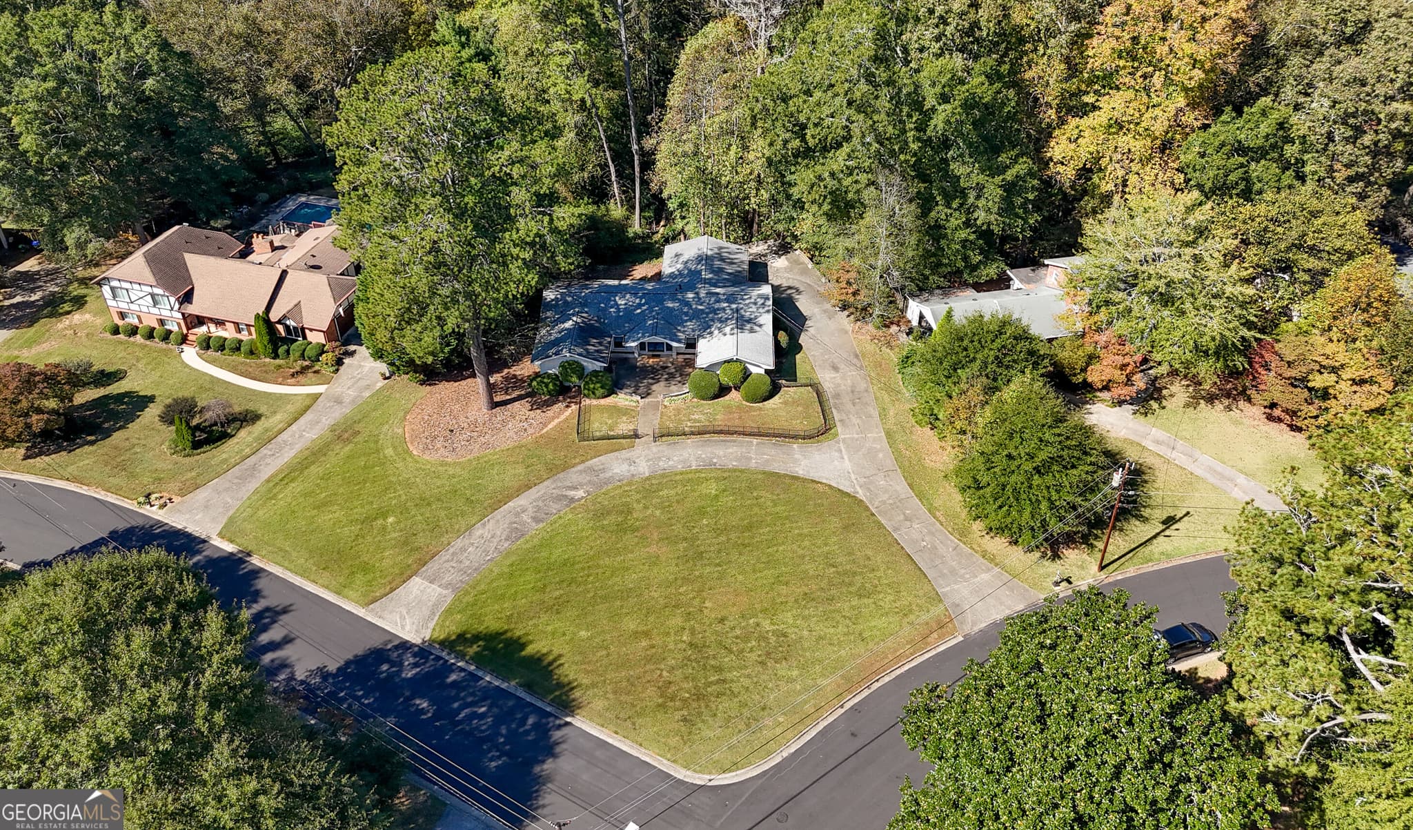 2 bedroom, 2 bathroom, 2,095 sq ft single family residence for sale at 9810 La View Circle, Roswell, GA 30075 — photo 6