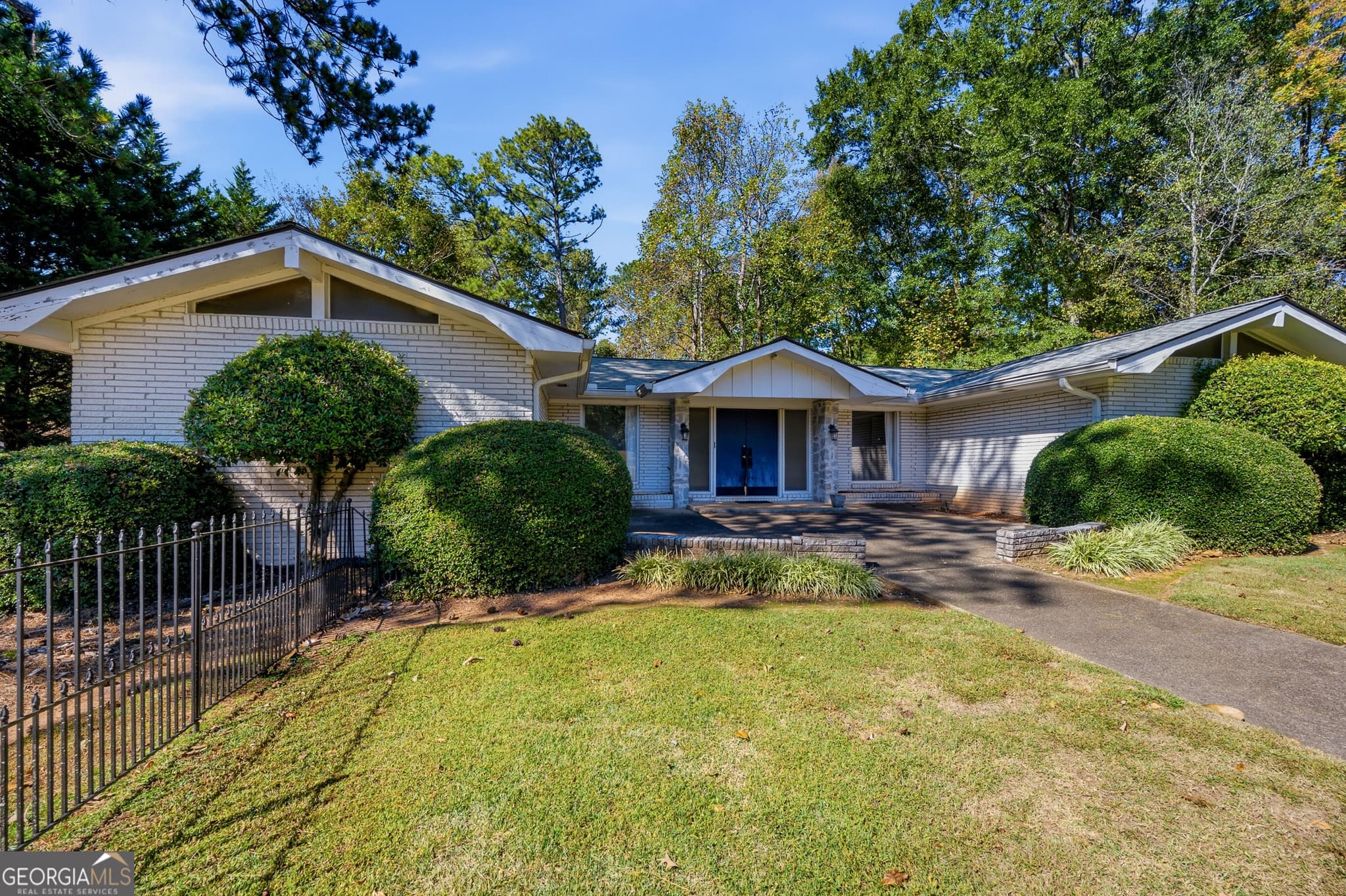 2 bedroom, 2 bathroom, 2,095 sq ft single family residence for sale at 9810 La View Circle, Roswell, GA 30075 — photo 7
