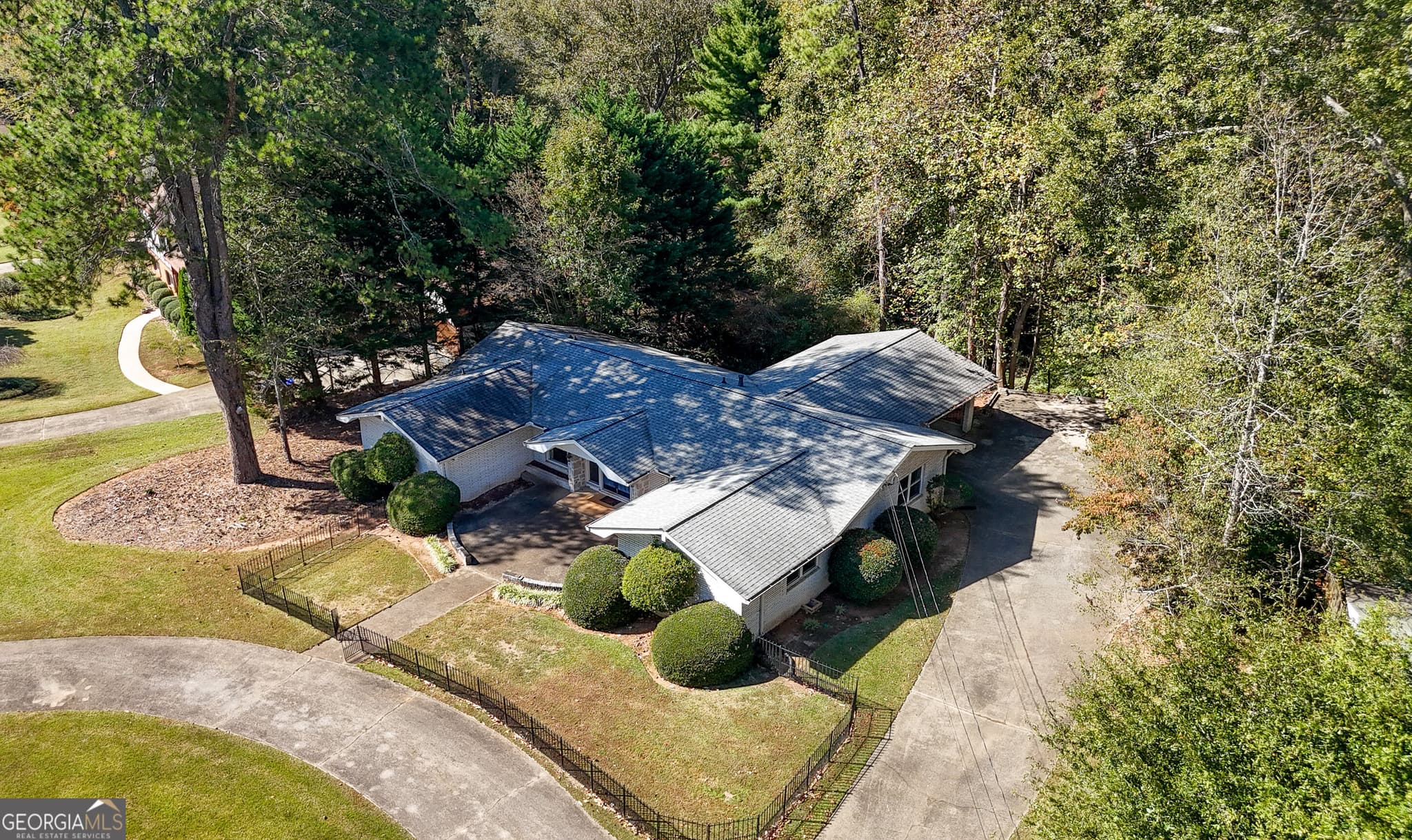 2 bedroom, 2 bathroom, 2,095 sq ft single family residence for sale at 9810 La View Circle, Roswell, GA 30075 — photo 3