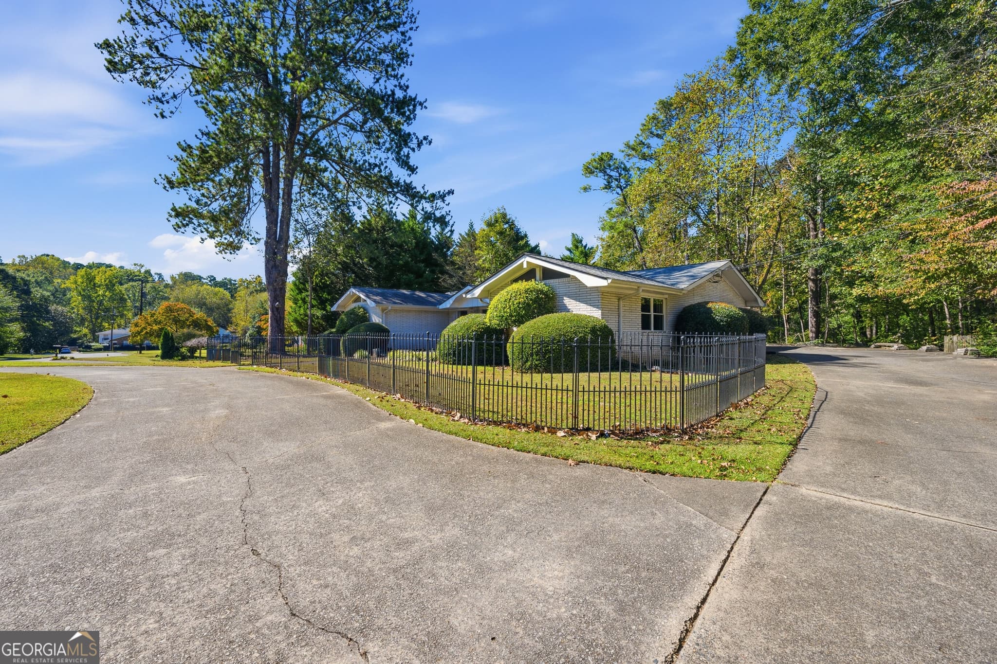 2 bedroom, 2 bathroom, 2,095 sq ft single family residence for sale at 9810 La View Circle, Roswell, GA 30075 — photo 5