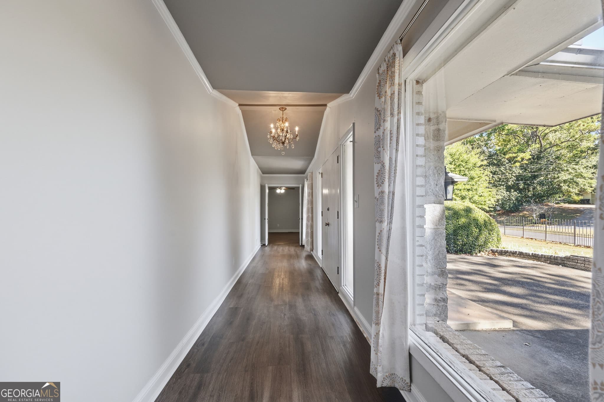 2 bedroom, 2 bathroom, 2,095 sq ft single family residence for sale at 9810 La View Circle, Roswell, GA 30075 — photo 9