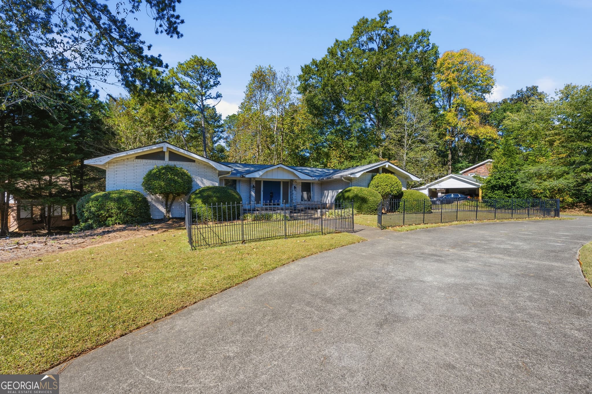 2 bedroom, 2 bathroom, 2,095 sq ft single family residence for sale at 9810 La View Circle, Roswell, GA 30075 — photo 4