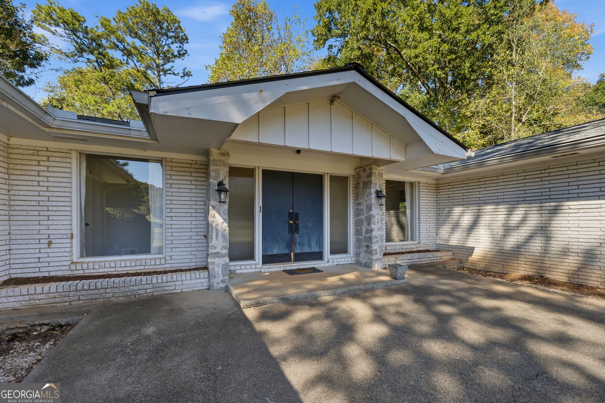 2 bedroom, 2 bathroom, 2,095 sq ft single family residence for sale at 9810 La View Circle, Roswell, GA 30075 — photo 8