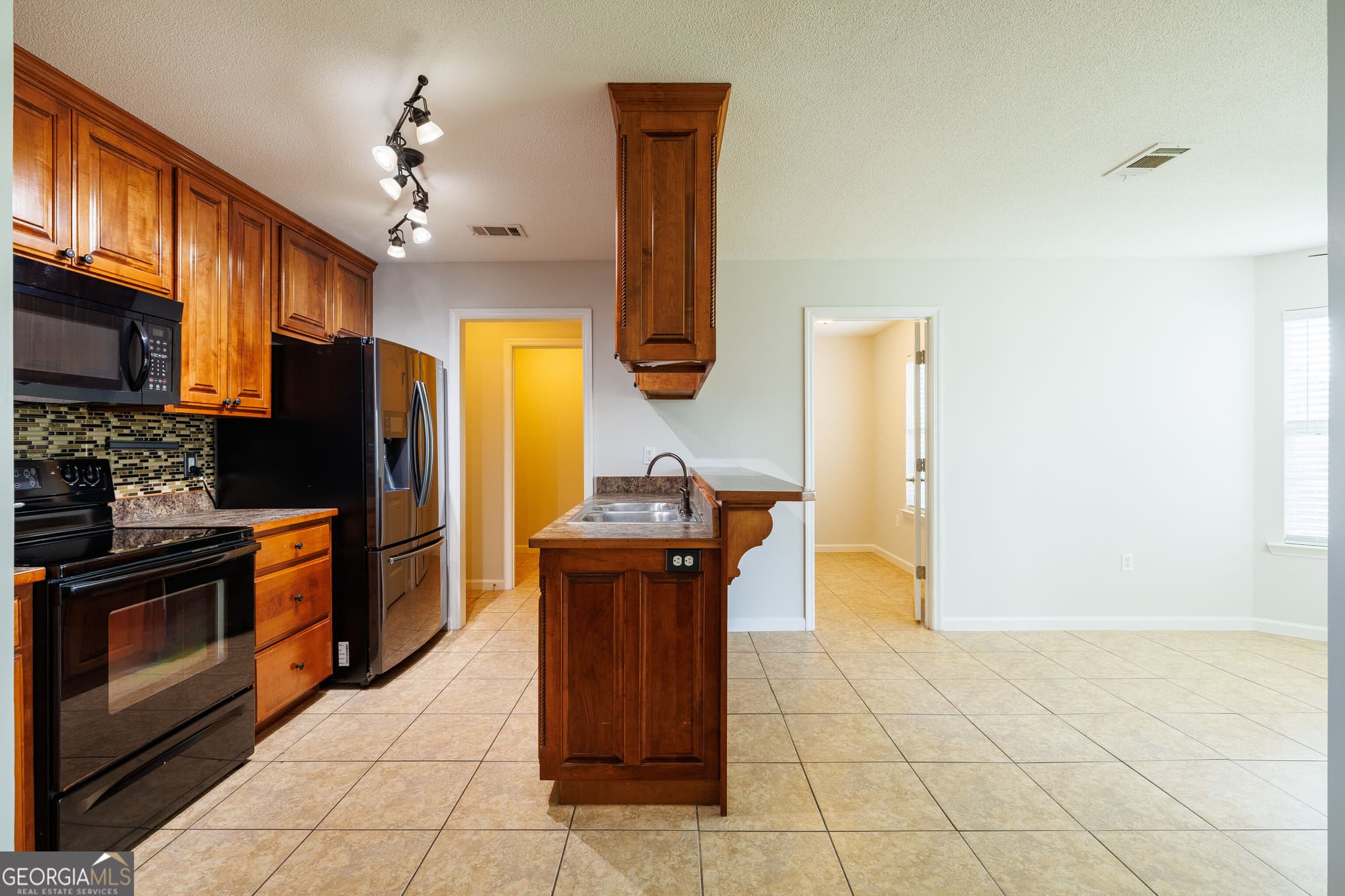3 bedroom, 2 bathroom, 1,379 sq ft single family residence for sale at 4952 Patton Drive, Valdosta, GA 31605 — photo 7
