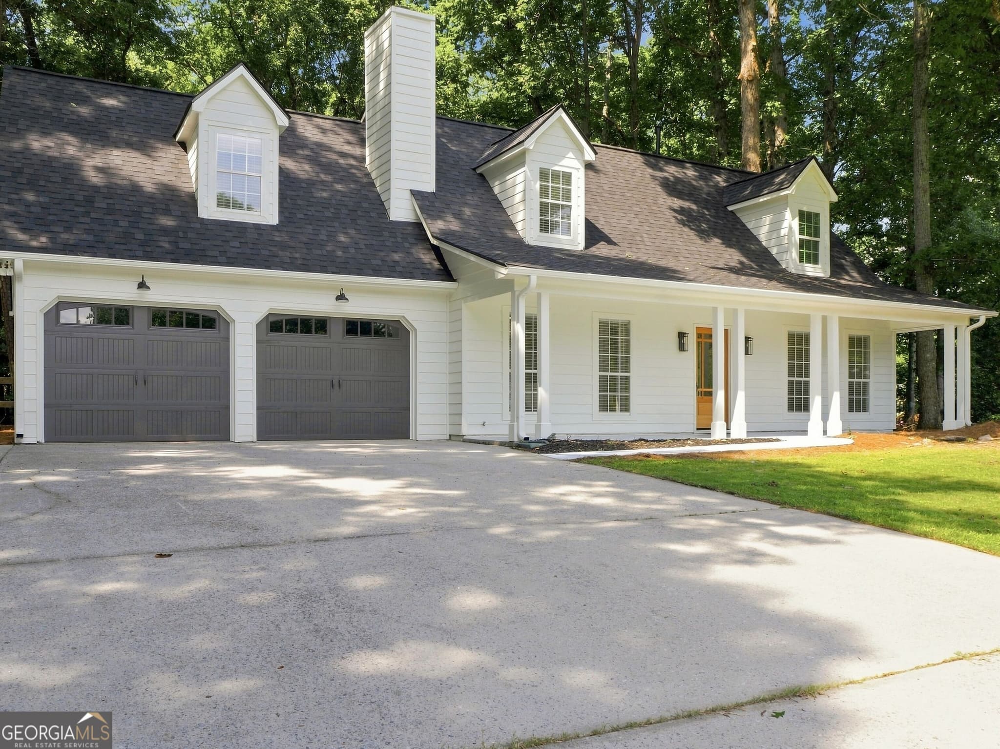 3 bedroom, 3 bathroom, 2,095 sq ft single family residence for sale at 3080 Ashly Cove Lane, Snellville, GA 30078 — photo 2