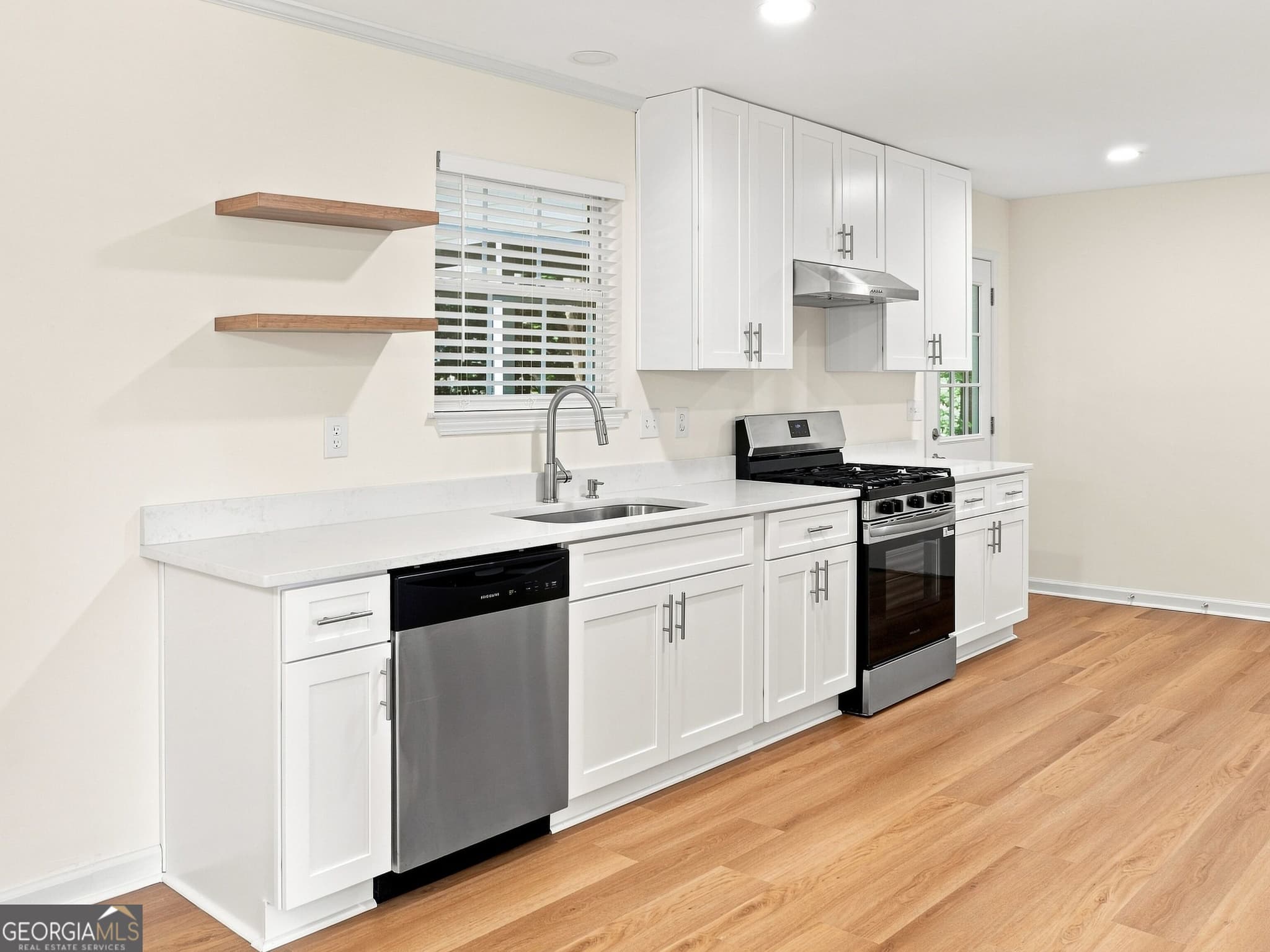 3 bedroom, 3 bathroom, 2,095 sq ft single family residence for sale at 3080 Ashly Cove Lane, Snellville, GA 30078 — photo 6