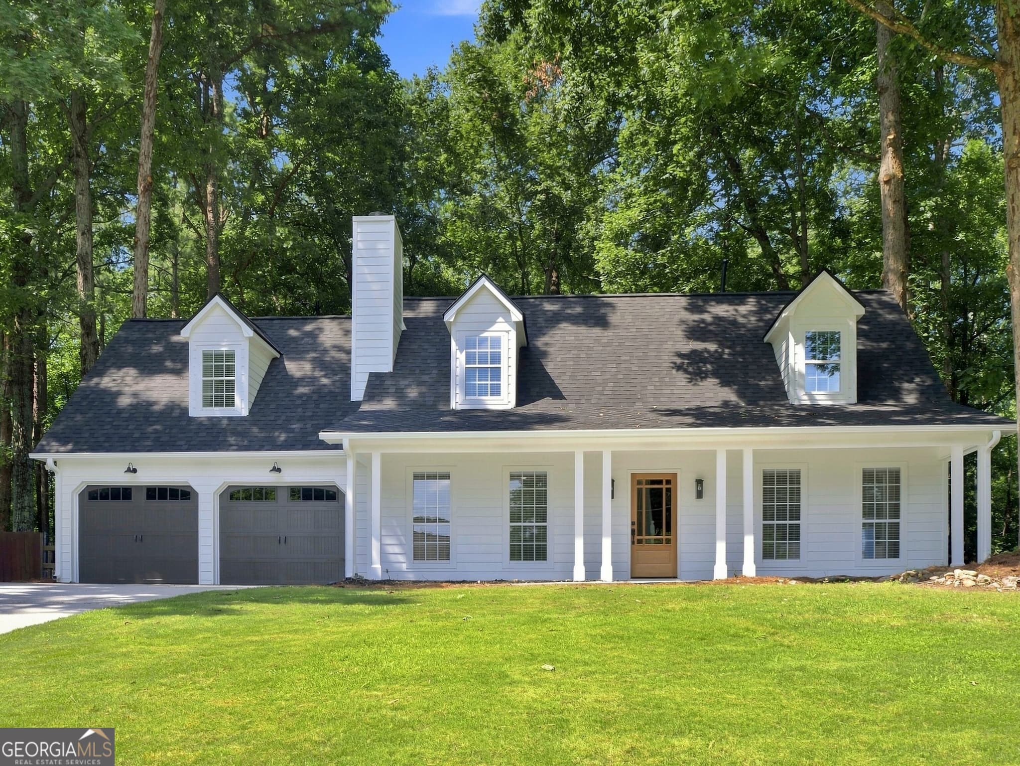 3 bedroom, 3 bathroom, 2,095 sq ft single family residence for sale at 3080 Ashly Cove Lane, Snellville, GA 30078 — photo 1 of 22