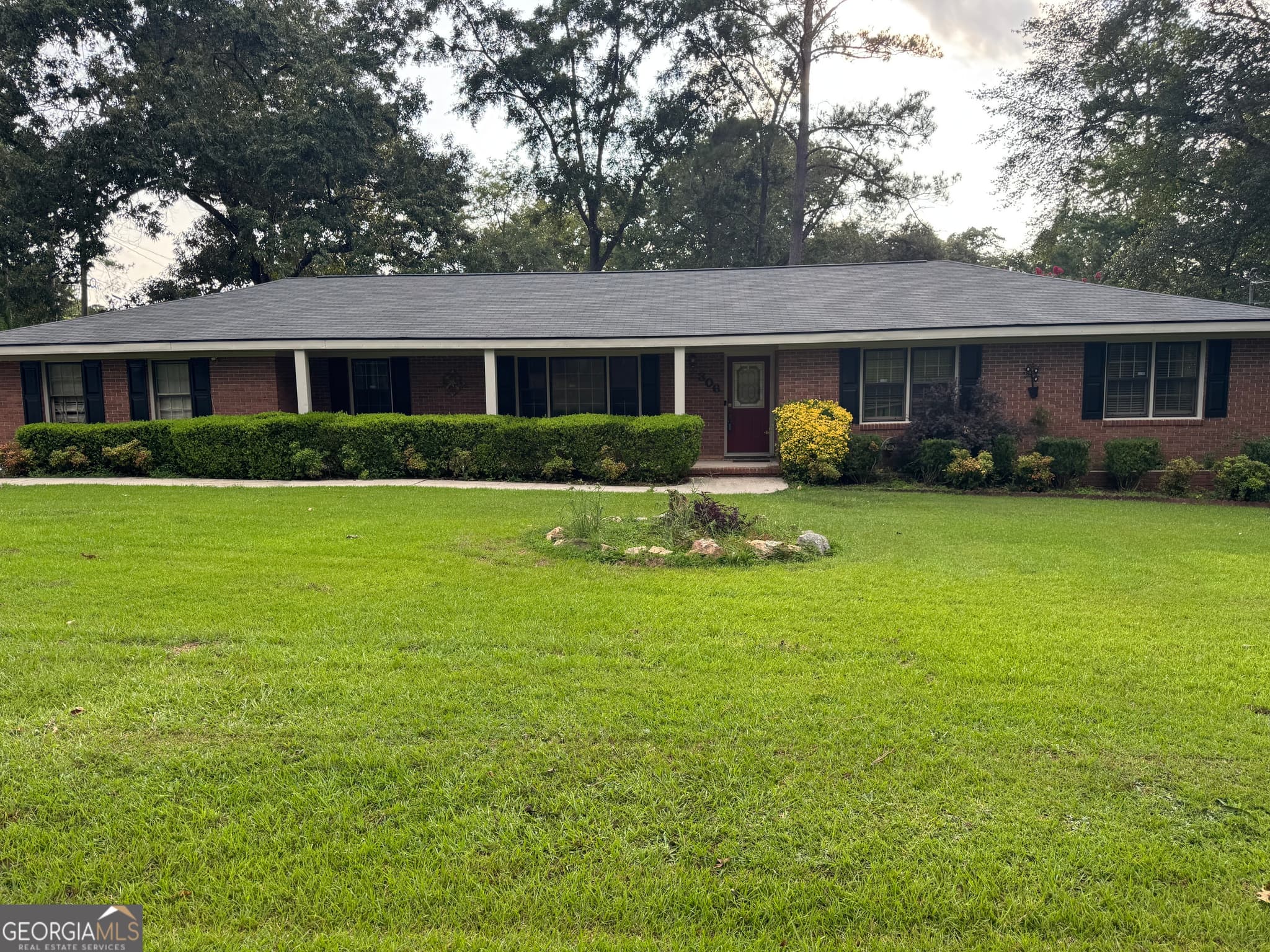 3 bedroom, 2.5 bathroom, 2,003 sq ft single family residence for sale at 306 Hillcrest Avenue, Warner Robins, GA 31088