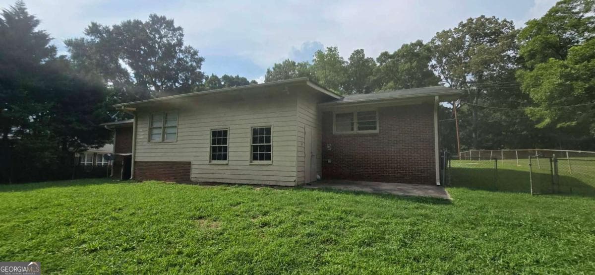 4 bedroom, 2 bathroom, 1,382 sq ft single family residence for sale at 1156 E Fayetteville Road, Riverdale, GA 30296 — photo 3