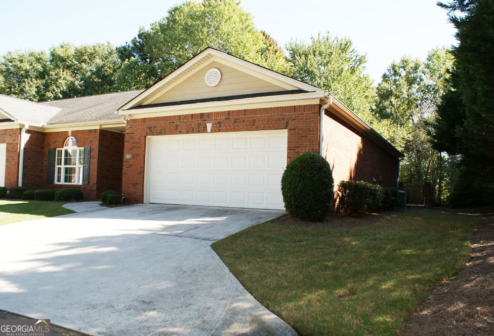 2 bedroom, 2 bathroom, 1,654 sq ft condominium for sale at 162 Senior Circle, Gainesville, GA 30501 — photo 3