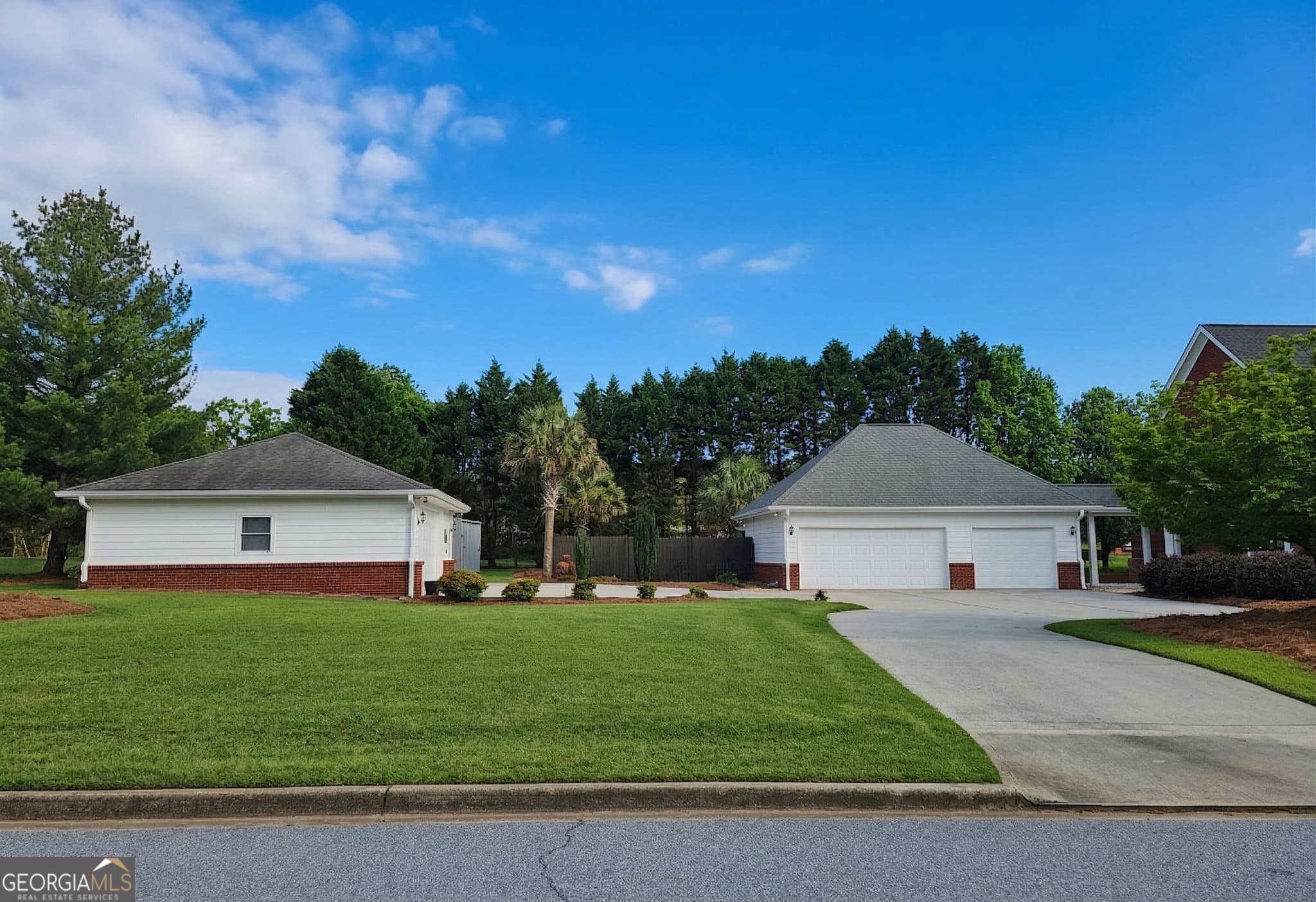 5 bedroom, 3.5 bathroom, 3,802 sq ft single family residence for sale at 20 Brownthrasher Run, Oxford, GA 30054 — photo 2