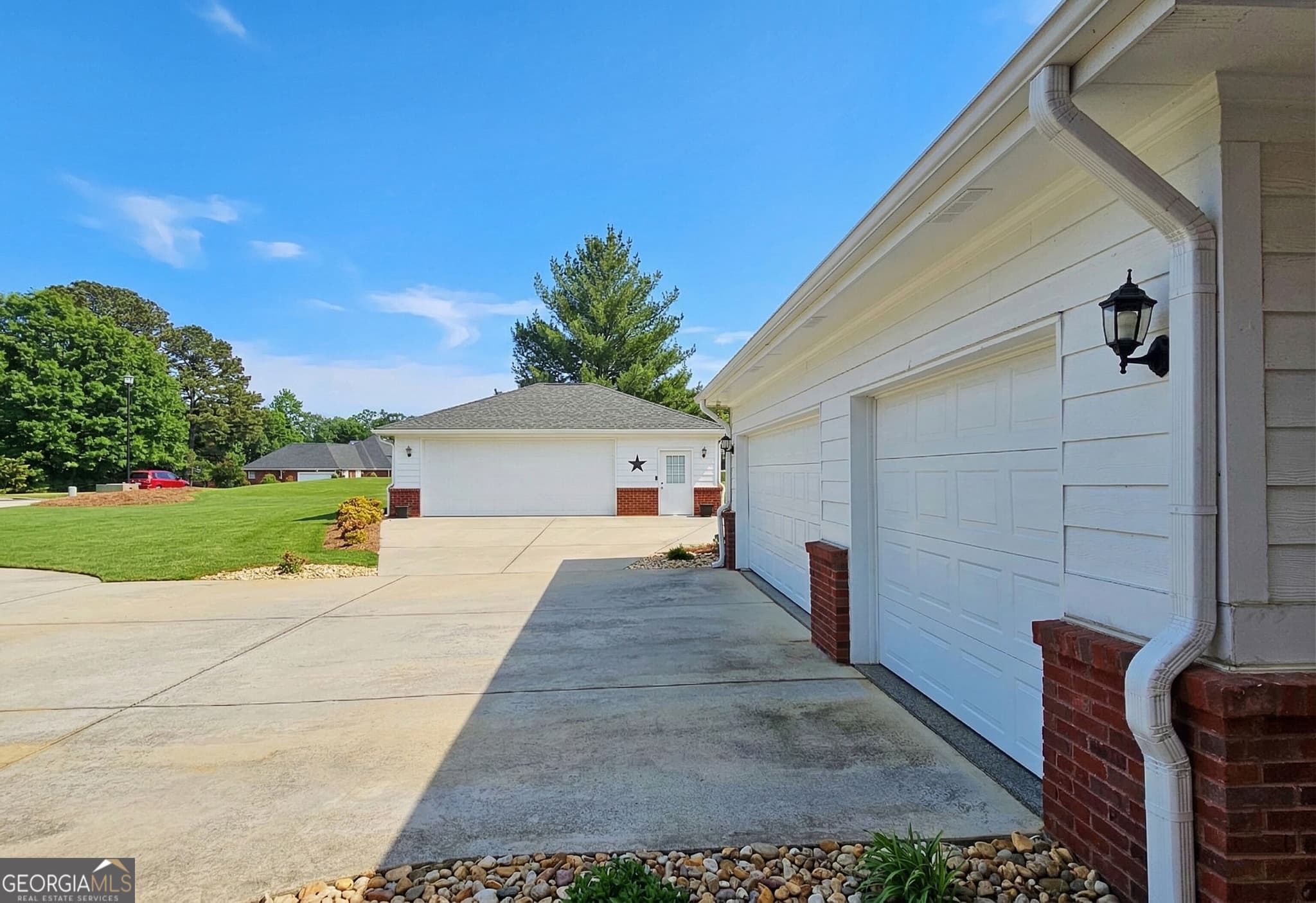 5 bedroom, 3.5 bathroom, 3,802 sq ft single family residence for sale at 20 Brownthrasher Run, Oxford, GA 30054 — photo 3