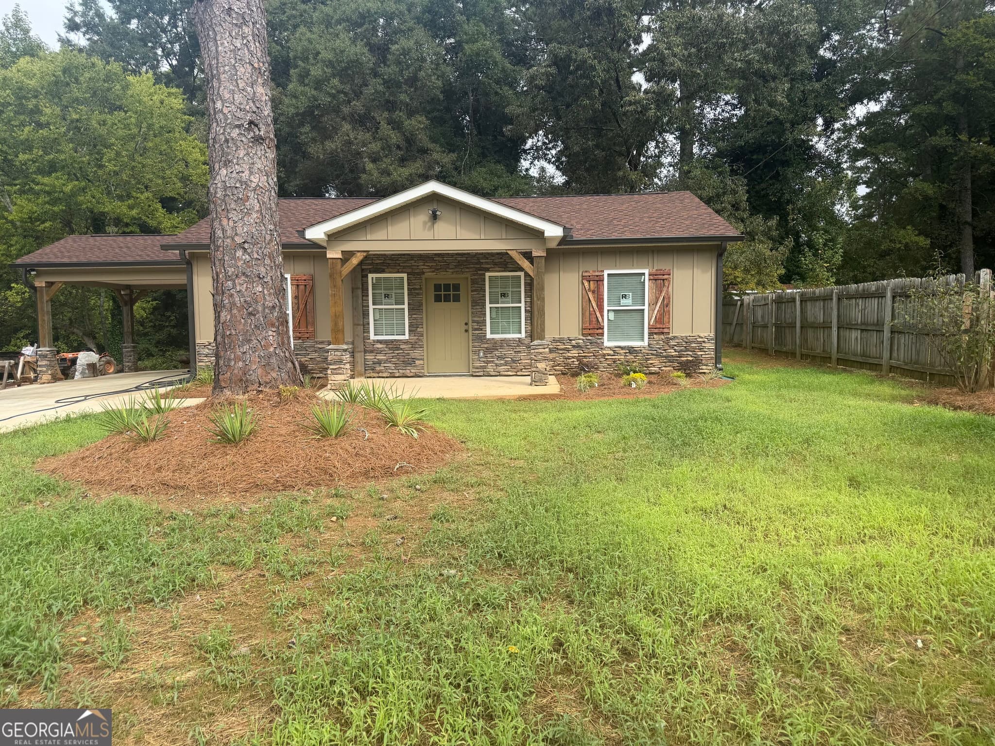 2 bedroom, 2 bathroom, 900 sq ft single family residence for sale at 416 Robin Hood Road, Rome, GA 30161 — photo 2