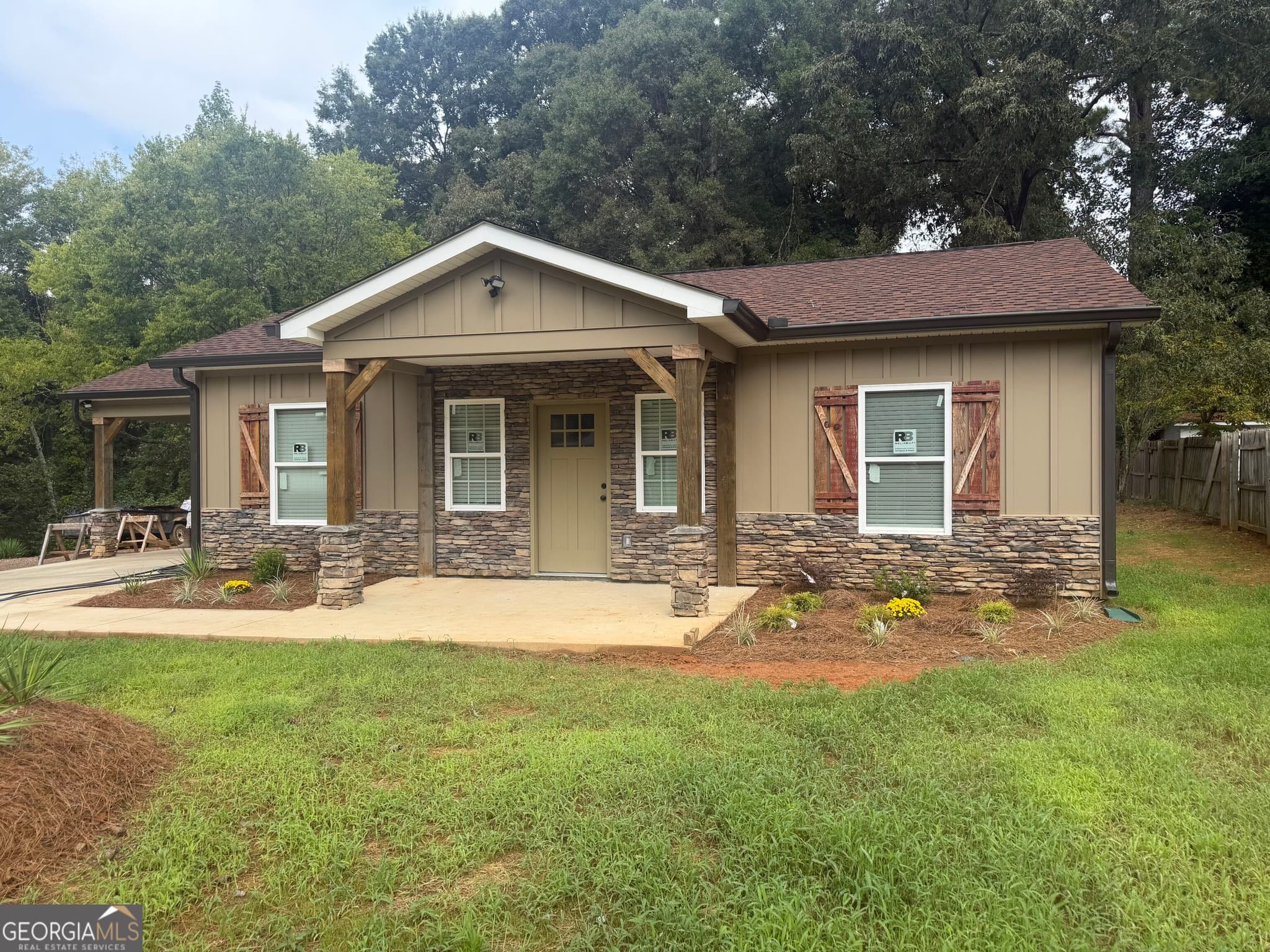 2 bedroom, 2 bathroom, 900 sq ft single family residence for sale at 416 Robin Hood Road, Rome, GA 30161 — photo 1 of 19