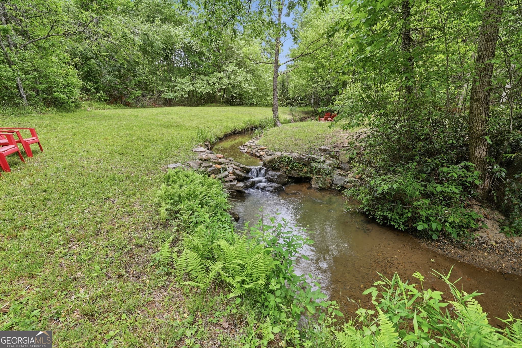3 bedroom, 2 bathroom, 2,200 sq ft cabin,single family residence for sale at 320 Sweetwater Drive, Clarkesville, GA 30523 — photo 2