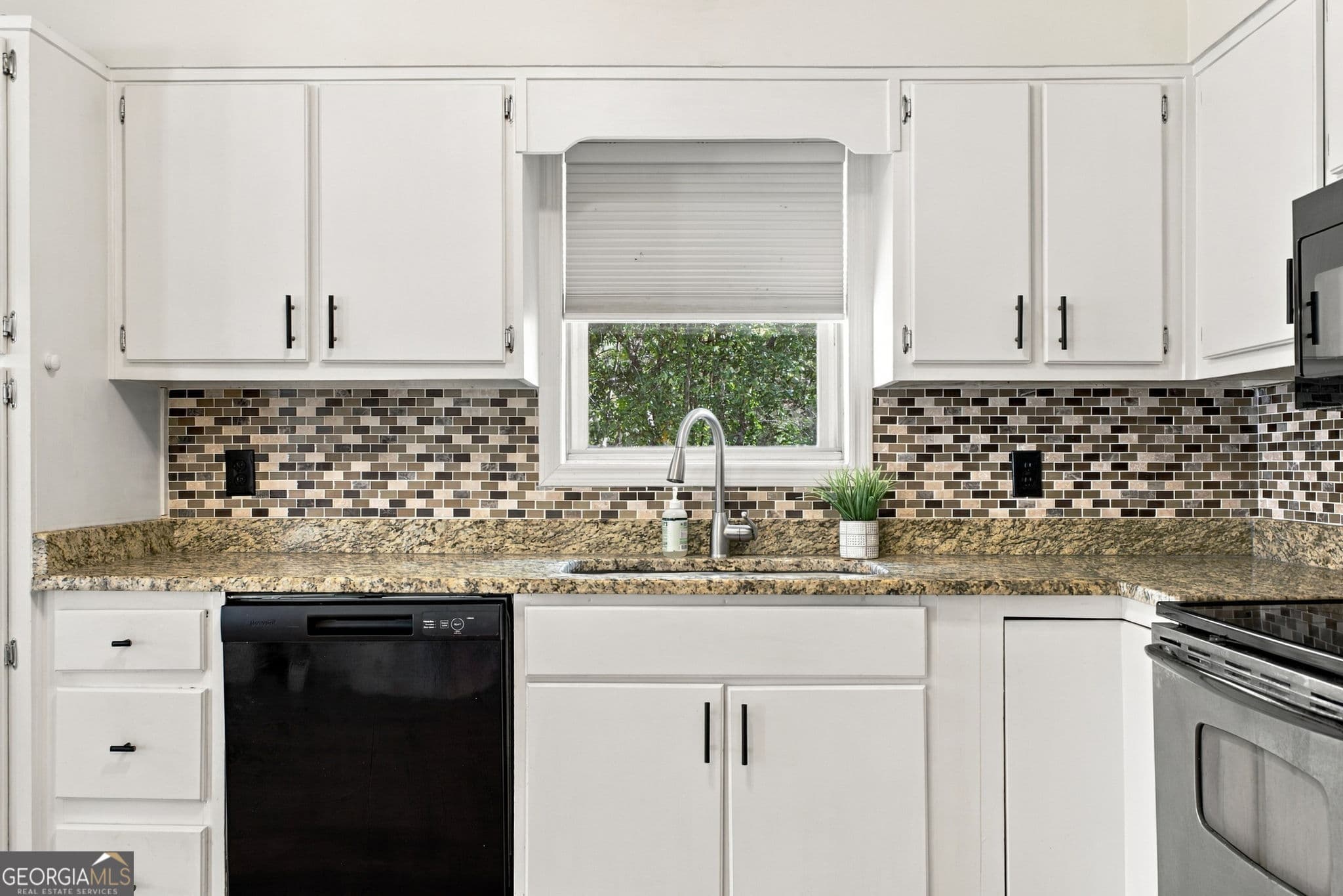 3 bedroom, 1.5 bathroom, 1,125 sq ft single family residence for sale at 18 Glenda Drive, Rome, GA 30165 — photo 6