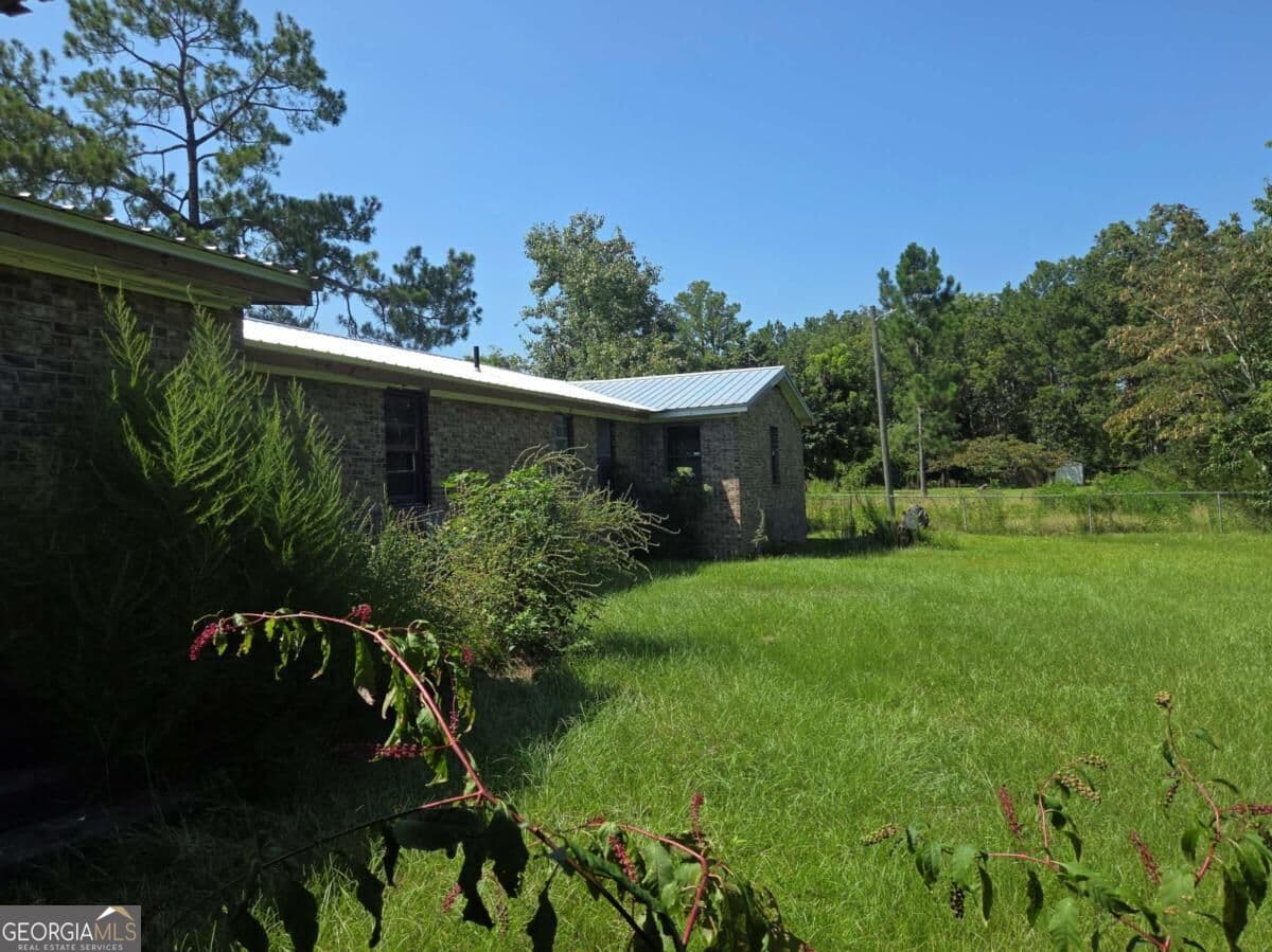 5 bedroom, 2 bathroom, 2,261 sq ft single family residence for sale at 3038 Armor Road, Patterson, GA 31557 — photo 3