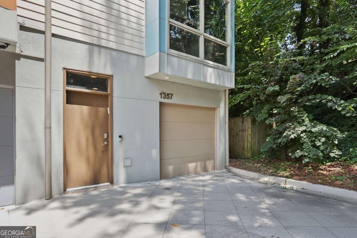 3 bedroom, 2.5 bathroom, 1,806 sq ft loft,townhouse for sale at 1357 Stirling Circle, Atlanta, GA 30318 — photo 6