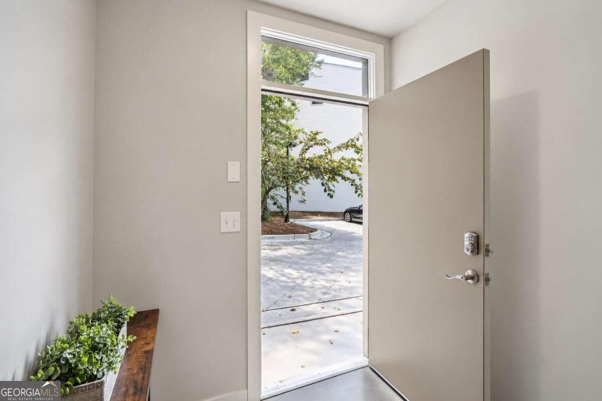 3 bedroom, 2.5 bathroom, 1,806 sq ft loft,townhouse for sale at 1357 Stirling Circle, Atlanta, GA 30318 — photo 7