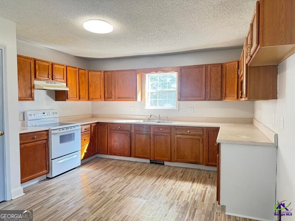 3 bedroom, 2 bathroom, 1,292 sq ft single family residence for sale at 205 E Church Street, Centerville, GA 31028 — photo 3